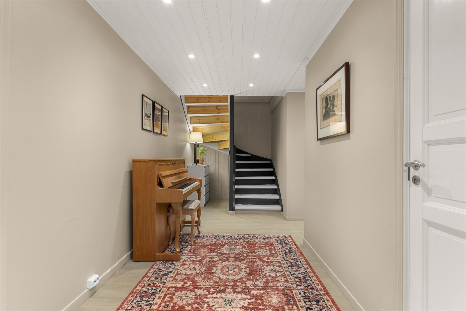 Romslig gang på ca. 14,5 kvm med fine og glatte overflater. Galleribilde