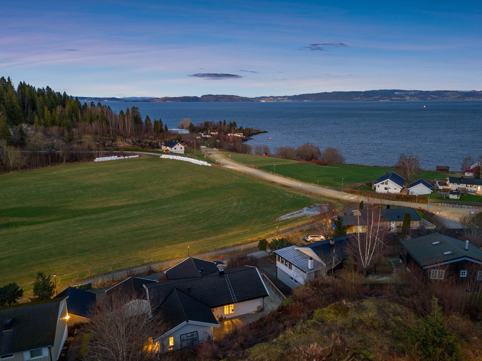 Boligen ligger nest innerst i en blindgate uten gjenngomgangstrafikk, og er godt skjermet for bråk og støy. Galleribilde