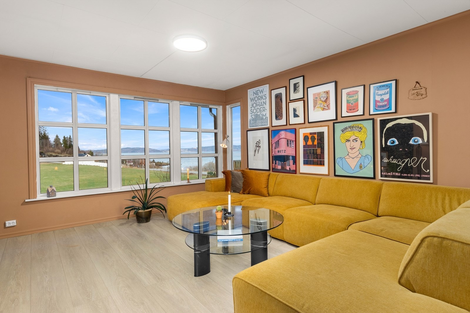 Stuen er på hele 39,5 kvm og har flott utsikt over sjøen. Galleribilde