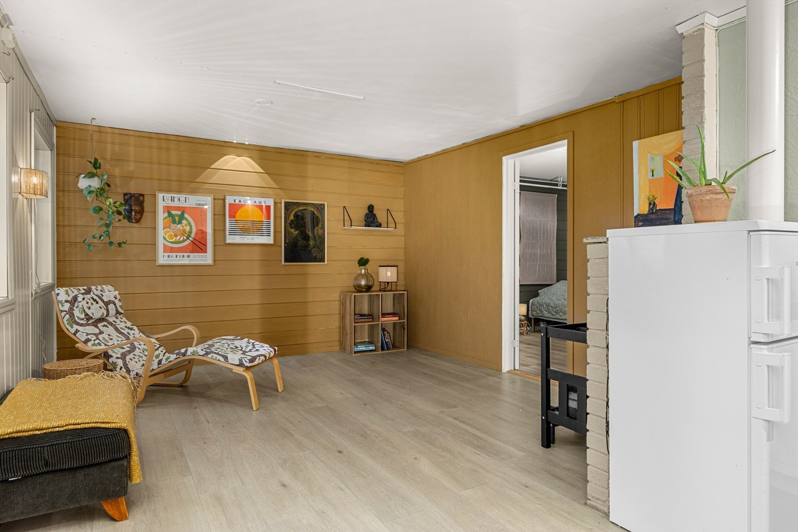 Utleiedelen består av stue/kjøkken, bad, soverom, vindfang, bod og en stor markterrasse på 19kvm. Galleribilde