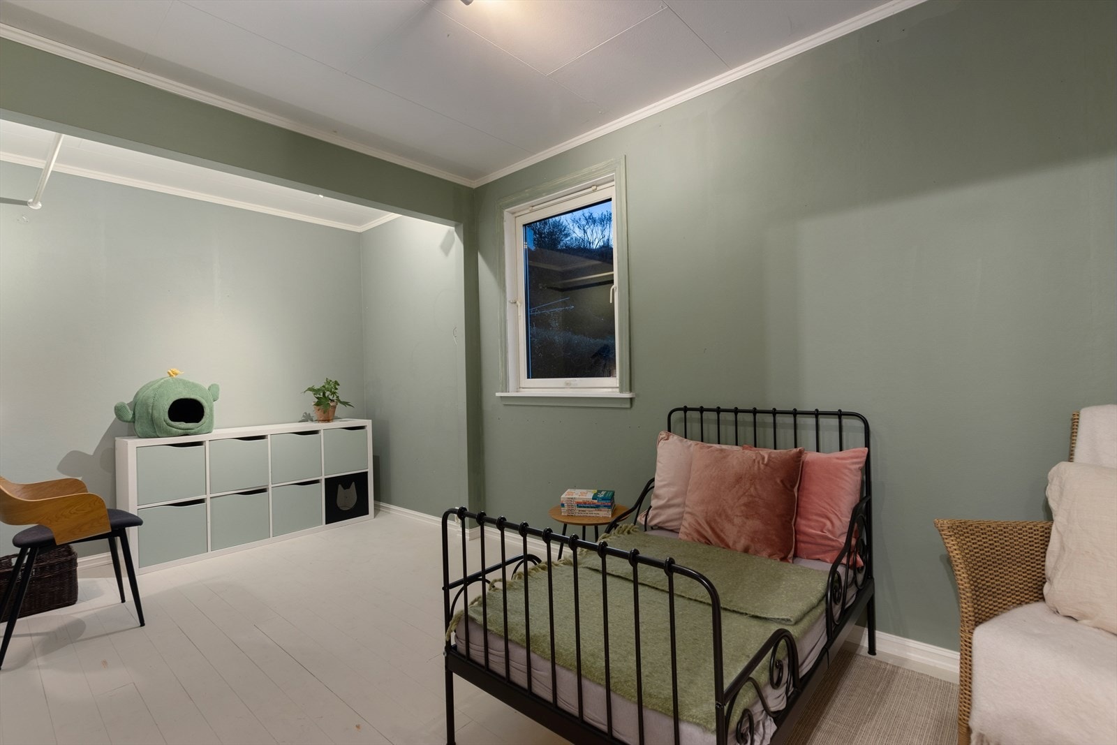 Det 3. og siste soverommet i 1. etasjen er også ganske romslig med ca. 11 kvm. Her har du også gode møbleringsmuligheter. Galleribilde