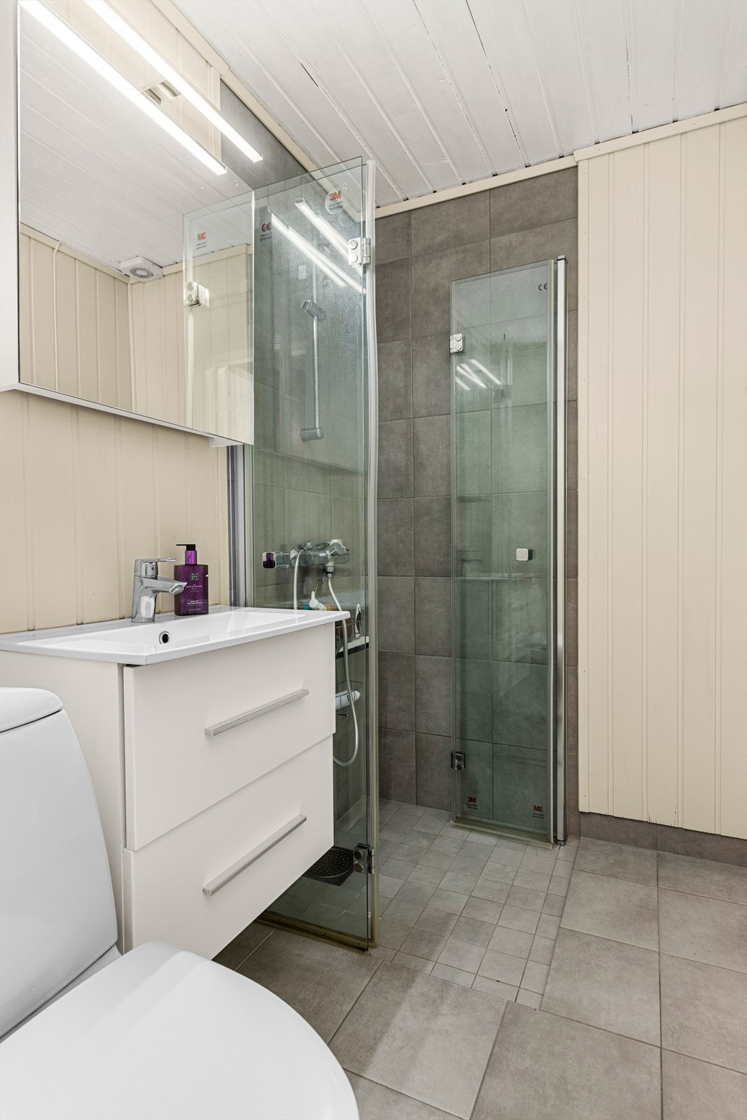 Pent og trivelig bad som har fått TG1 fra takstmannen. Badet er på 3 kvm og ble oppgradert i 2021 i forbindelse med en forsikringsak. Her har du flislagt gulv, flis på vegg i dusjsonen og malt panel på øvrige vegger. Galleribilde