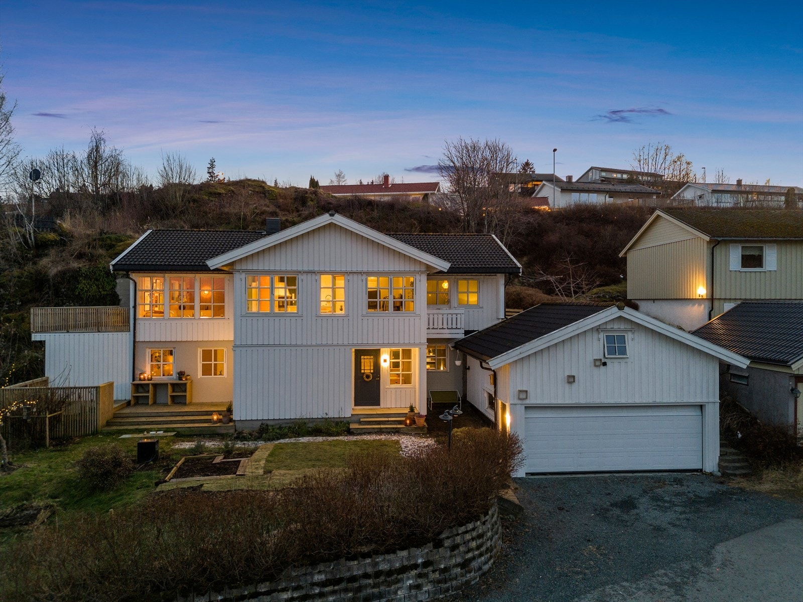 I tillegg til biloppstillingsplasser på tomten har du også en herlig dobbelgarasje til parkering og lagerplass. Det er etablert loft over garasje med gulvareal på ca 24 kvm. Galleribilde