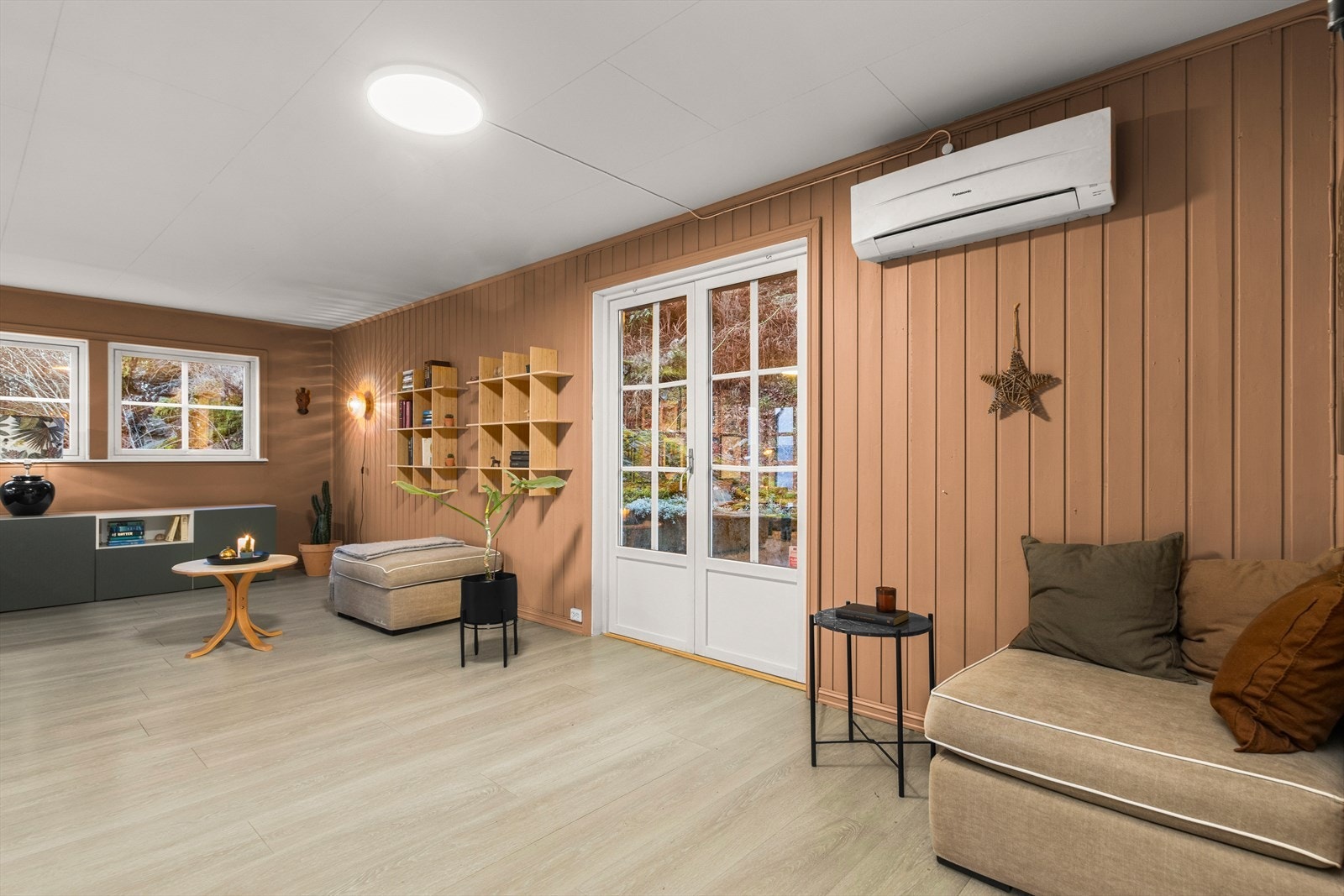 Fra stuen har du direkte tilgang til en solfylt veranda på hele 49 kvm. Se plantegning. Galleribilde