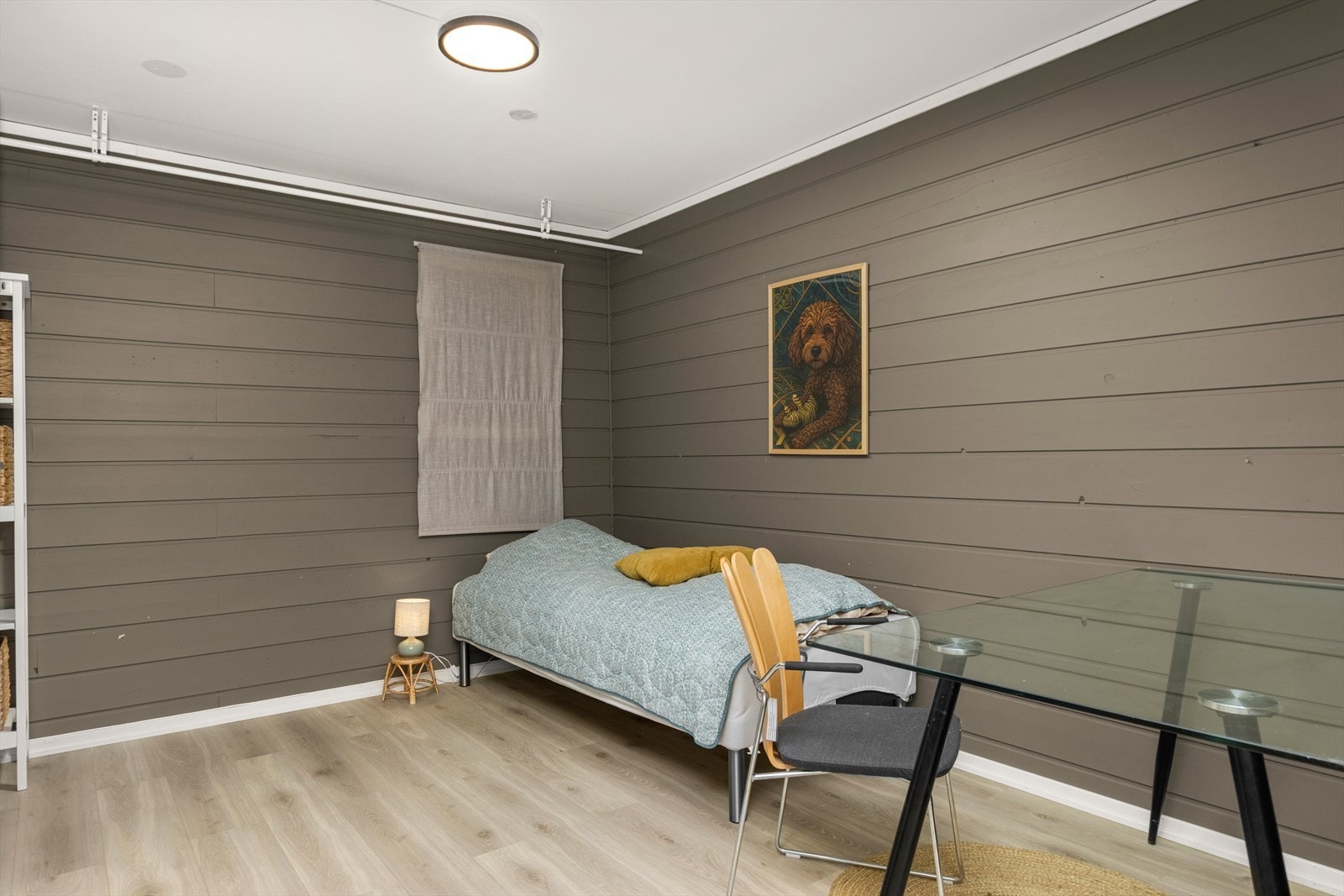 Soverommet i utleiedelen er på hele 12,5 kvm noe som gjør at man har god plass til garderobe og stor dobbeltseng. Gulvet er oppgradert i 2022. Galleribilde