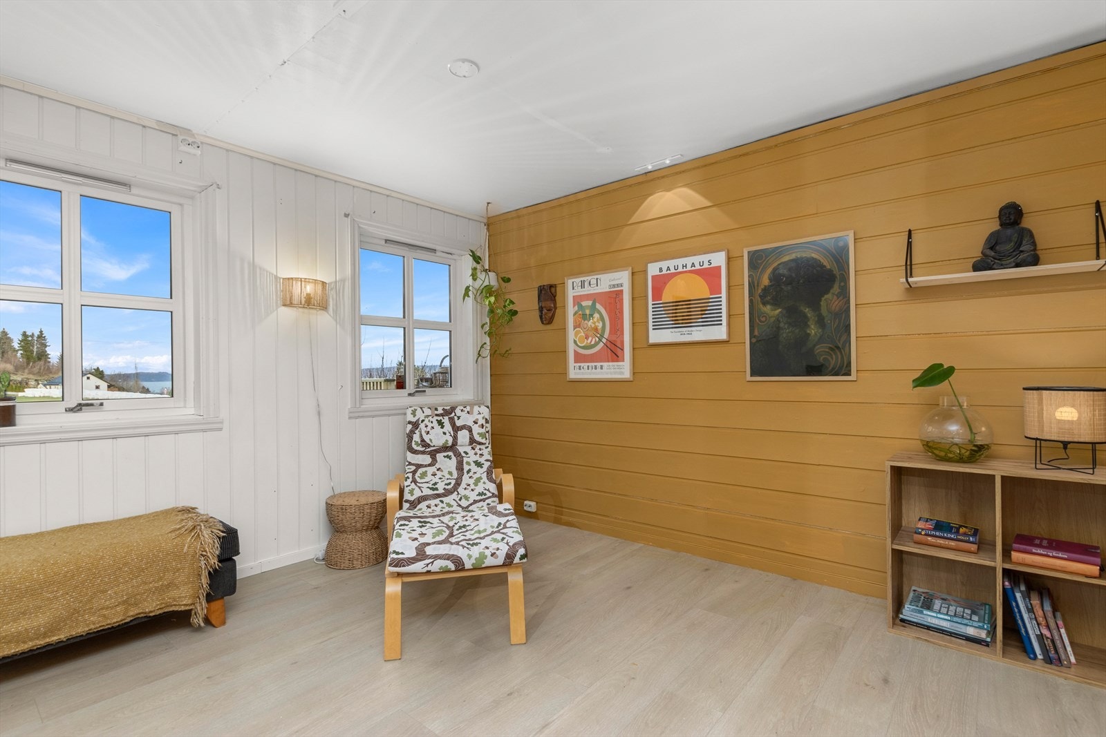 Stuen i utleiedel har behagelige farger og oppgradert gulv. Det er også varme i gulvet med helt ny termostat. Totalt med kjøkken er den på 25 kvm. Galleribilde