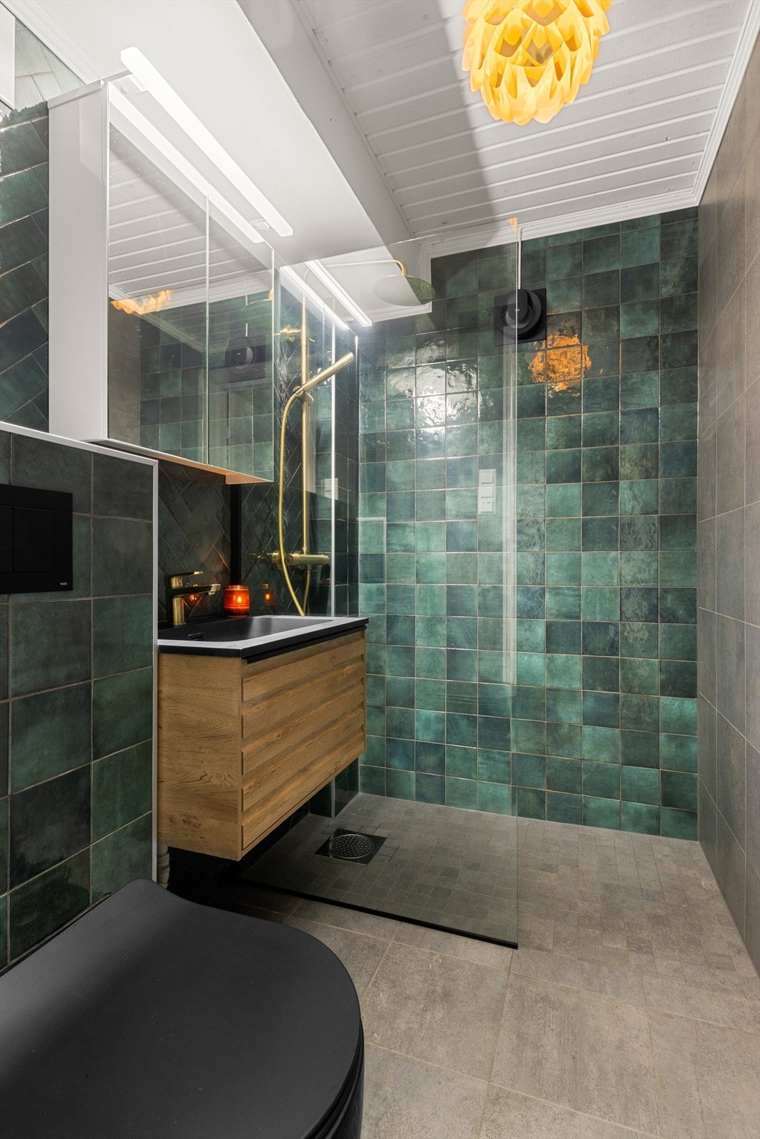 Bad nr 2 befinner seg i sokkelen av hoveddelen og er på 3kvm. Badet har flislagte vegger og gulv og ble oppgradert i 2021. Takstmann har gitt badet TG1. Galleribilde