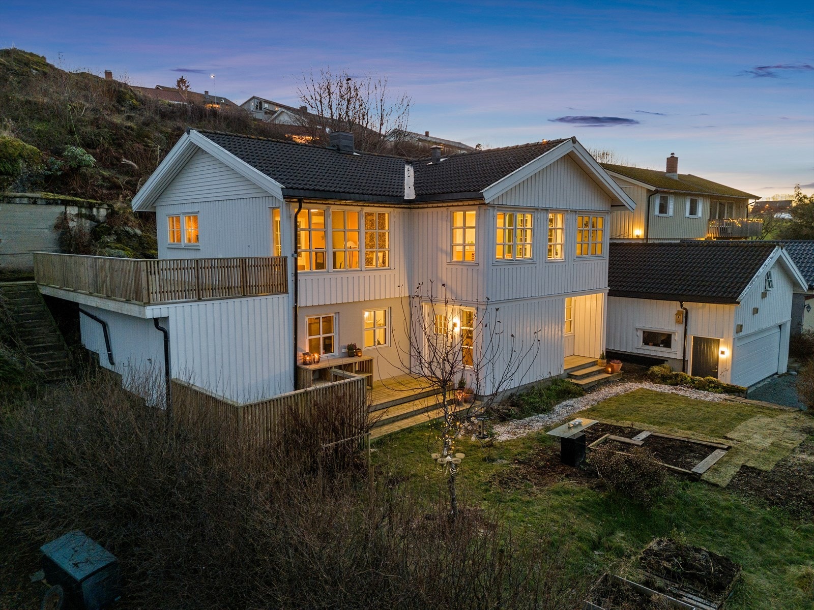 Eneboligen har utleiedel i sokkelen på ca 50kvm, som tidligere har blitt utleid for kr 9 000,- eksl. strøm. Uteområdet ble oppgradert i 2023 med ny markterrasse og utekjøkken. Galleribilde