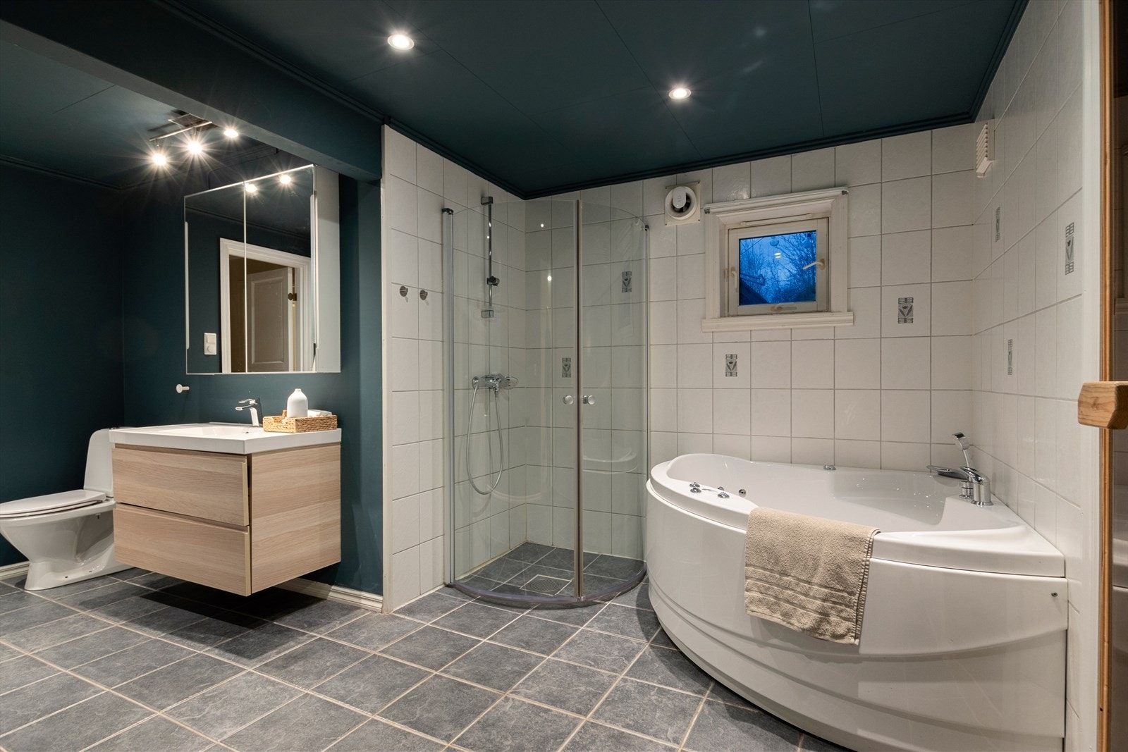 Boligen har totalt 3 bad hvor to er i hoveddelen og et er i utleiedelen. Dette badet befinner seg i 1. etasje og er på 11 kvm. Badet har flislagt gulv, flis på vegg i våtsonen og malt overflate på de øvrige veggene. Galleribilde