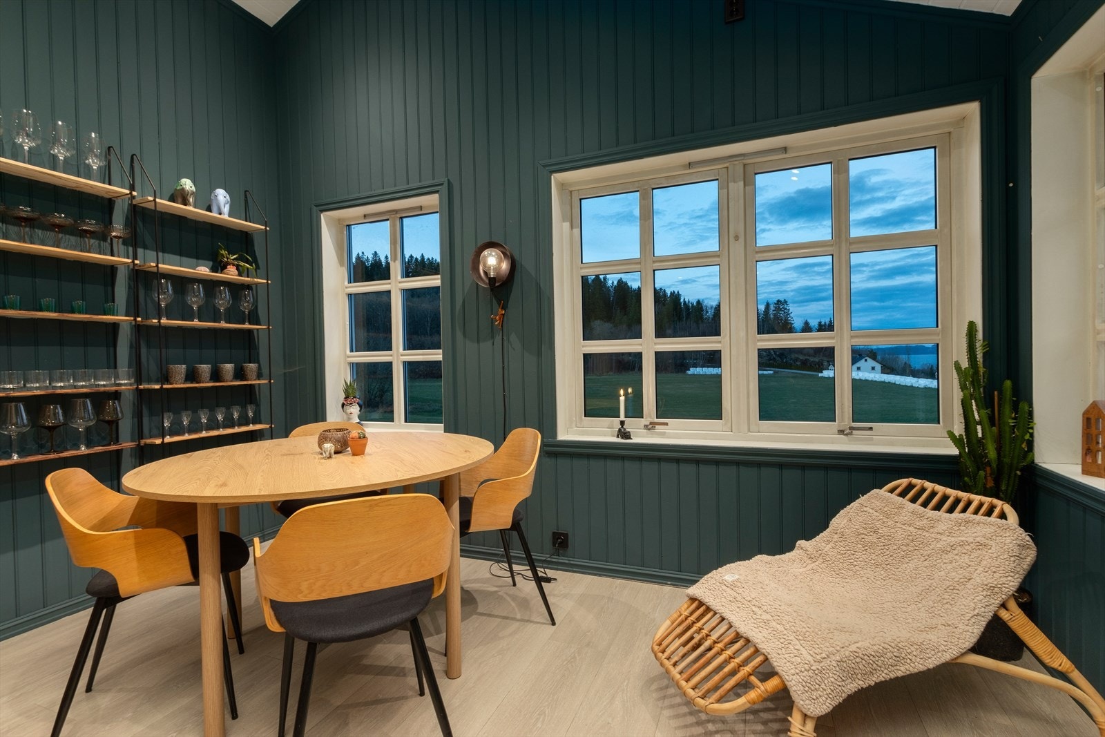 På kjøkkenet har du en trivelig spiseseksjon hvor du kan sitte å nyte utsikten i behagelige omgivelser. Galleribilde