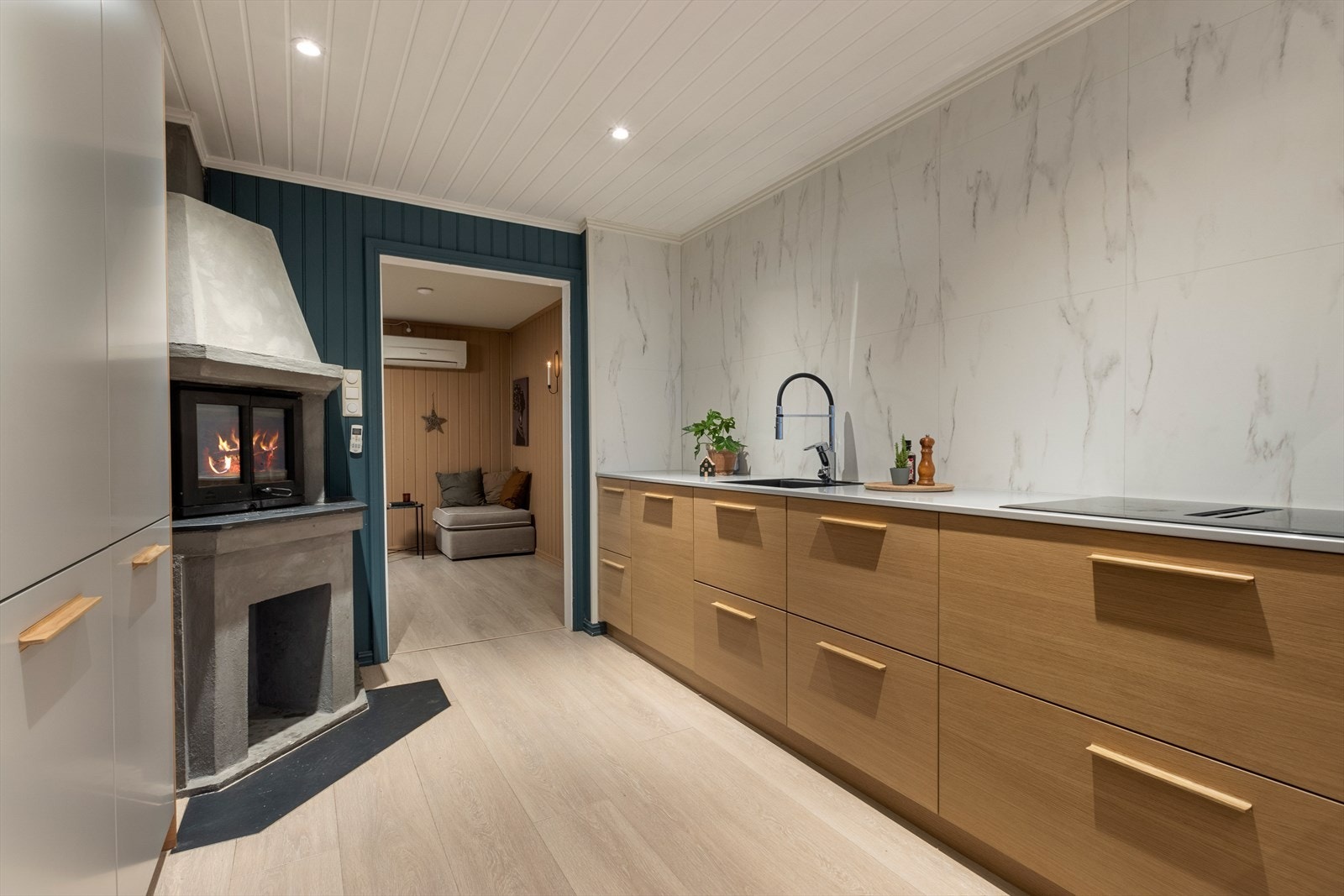 Nydelig og tidsriktig kjøkken fra 2022 med integrert oppvaskmaskin, platetopp, stekovn, og kjøleskap. Galleribilde