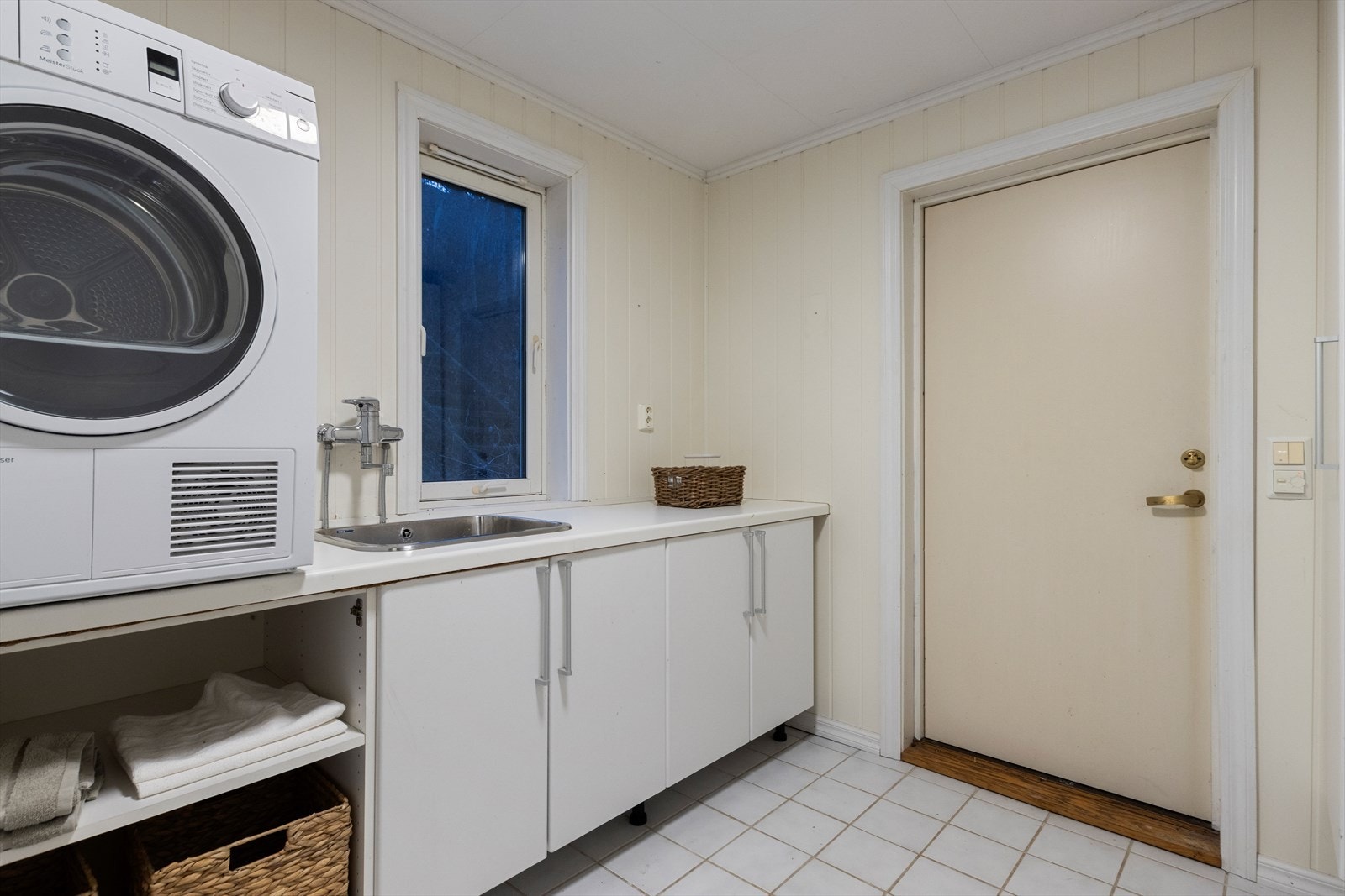 I 1. etasjen har du også et praktisk vaskerom på 6,5 kvm. Galleribilde