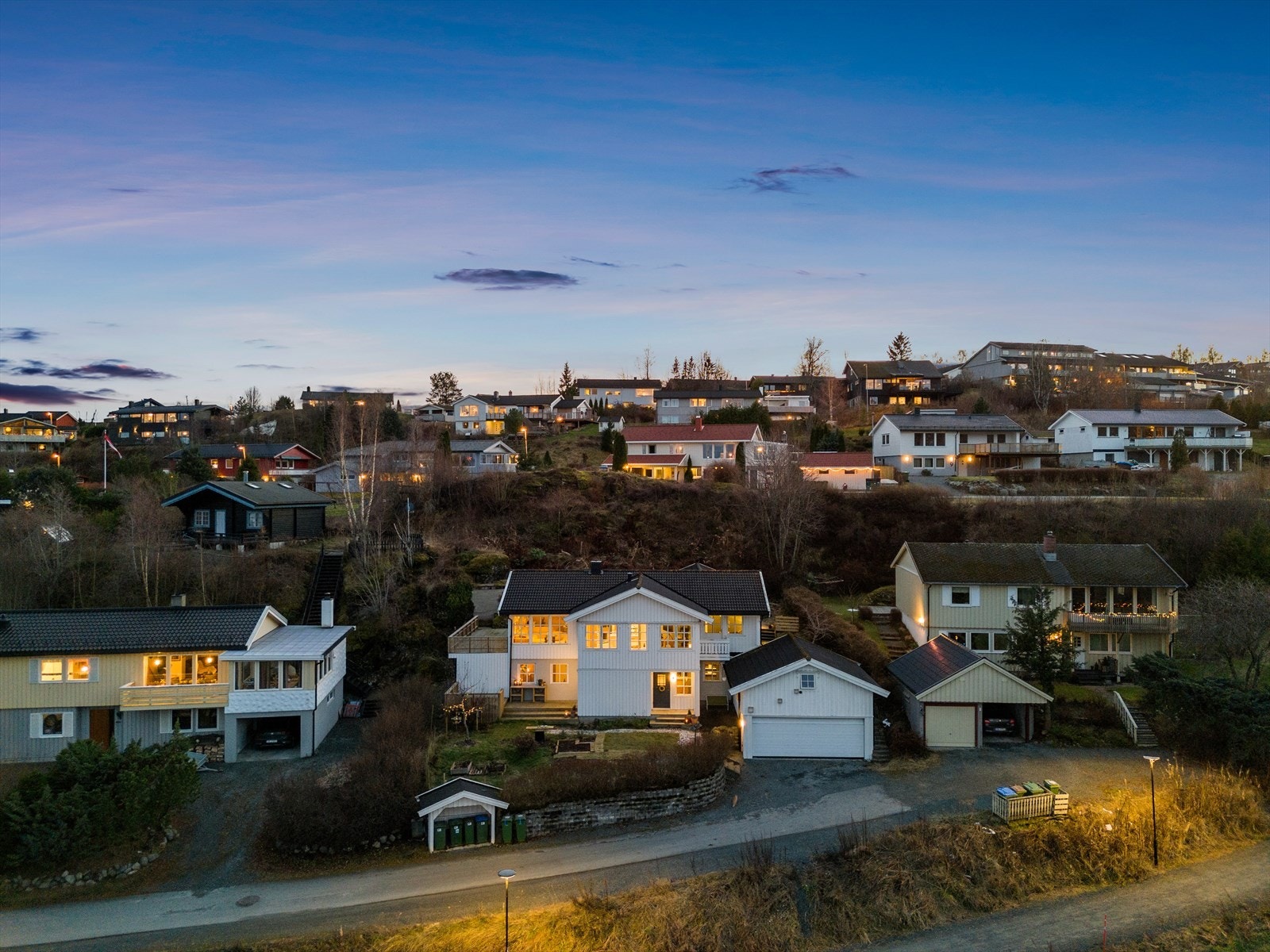 Her har du en attraktiv og flott familiebolig over to plan beliggende i populært boligområde på Levangernesset. Galleribilde