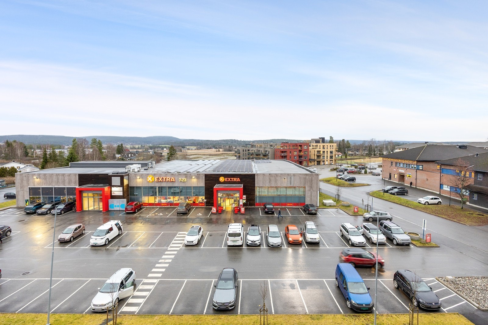 På naboeiendommen finner du Extra dagligvarebutikk, samt Aurskog senter like over veien med et godt utvalg butikker og servicetilbud. Galleribilde