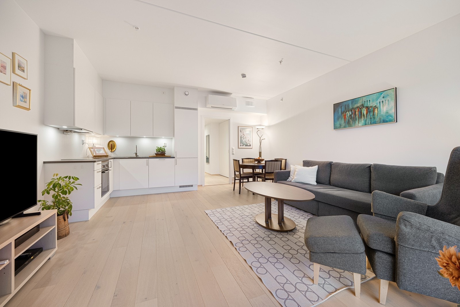 Leiligheten er lys og luftig - fin mulighet til å sette ditt eget preg. Galleribilde