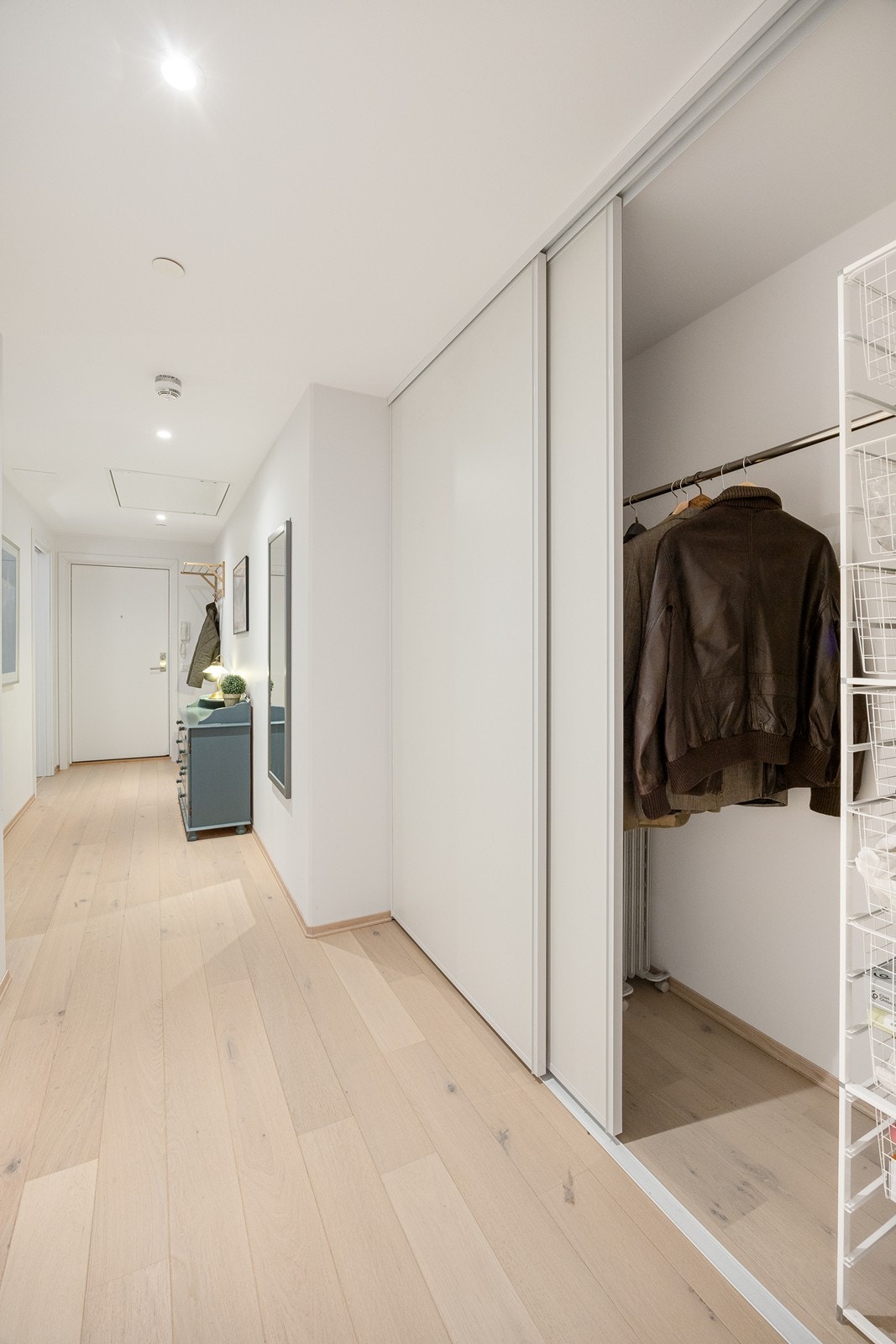 I gangen er det en romslig skyvedørsgarderobe. Galleribilde