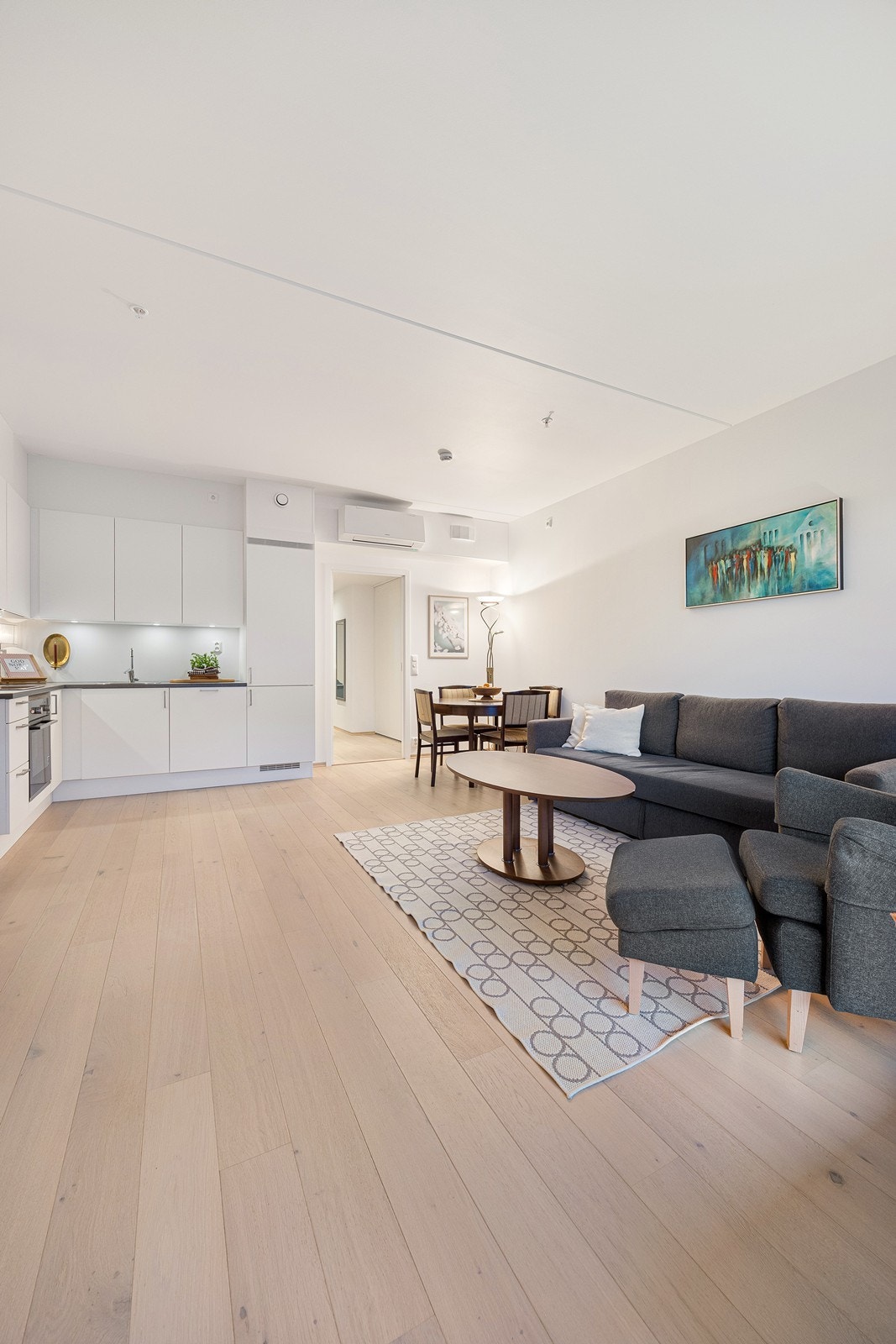 Stue og kjøkken ligger i åpen løsning og danner et sosialt allrom. Galleribilde