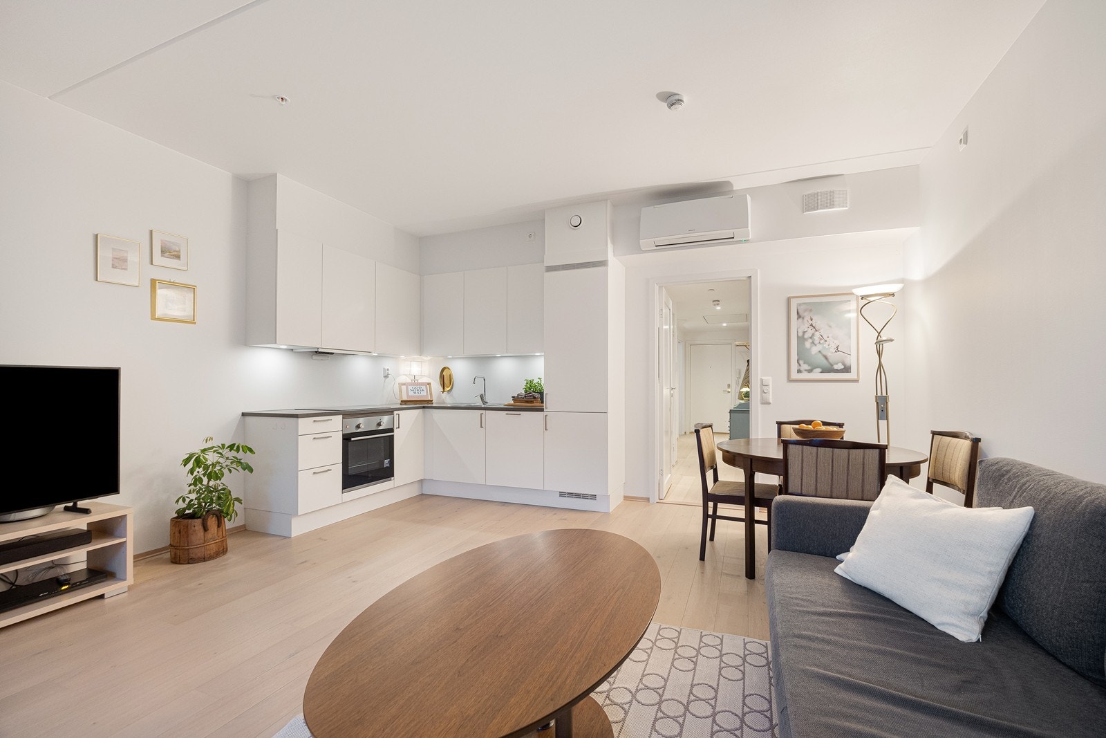 Rommet varmes opp med varmepumpe på vegg. Galleribilde