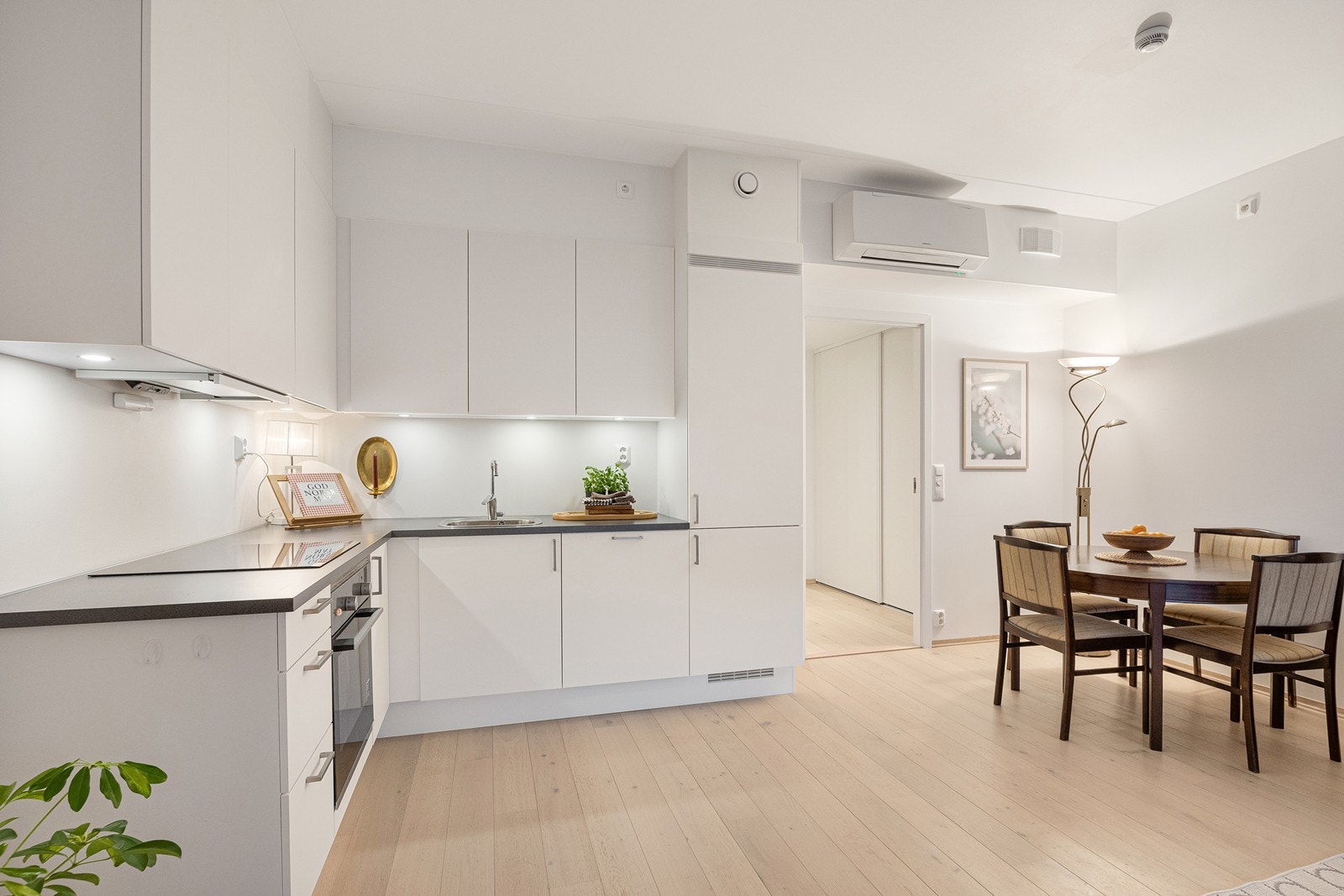 Kjøkkenet er vinkelformet og har godt med skap- og benkeplass. Galleribilde