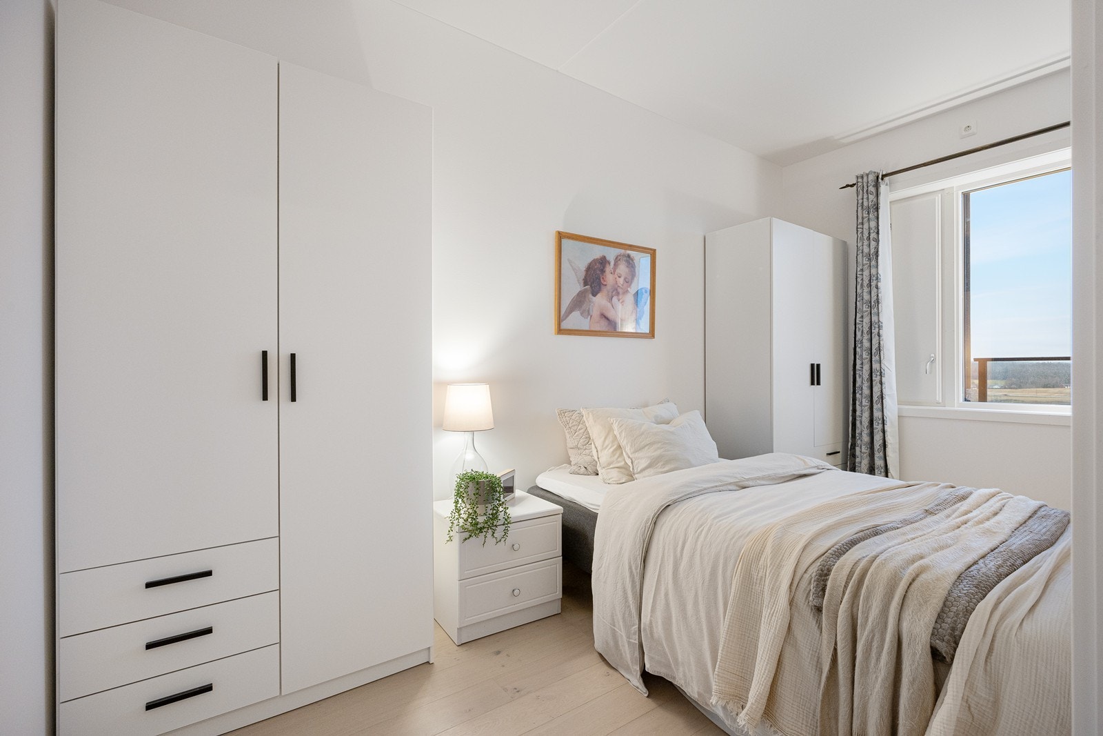 Soverom av god størrelse med god plass til dobbeltseng. Galleribilde