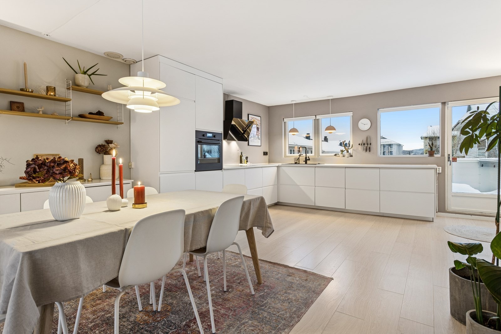 Fra kjøkkenet har man adkomst til en balkong. Galleribilde