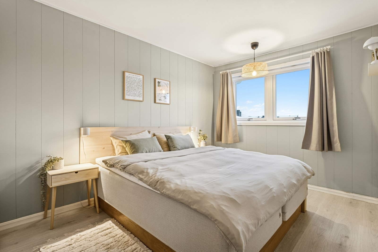 Soverommet er mål til 11,1m2 med vinduer som sørger for godt med naturlig lysinnslipp. Galleribilde