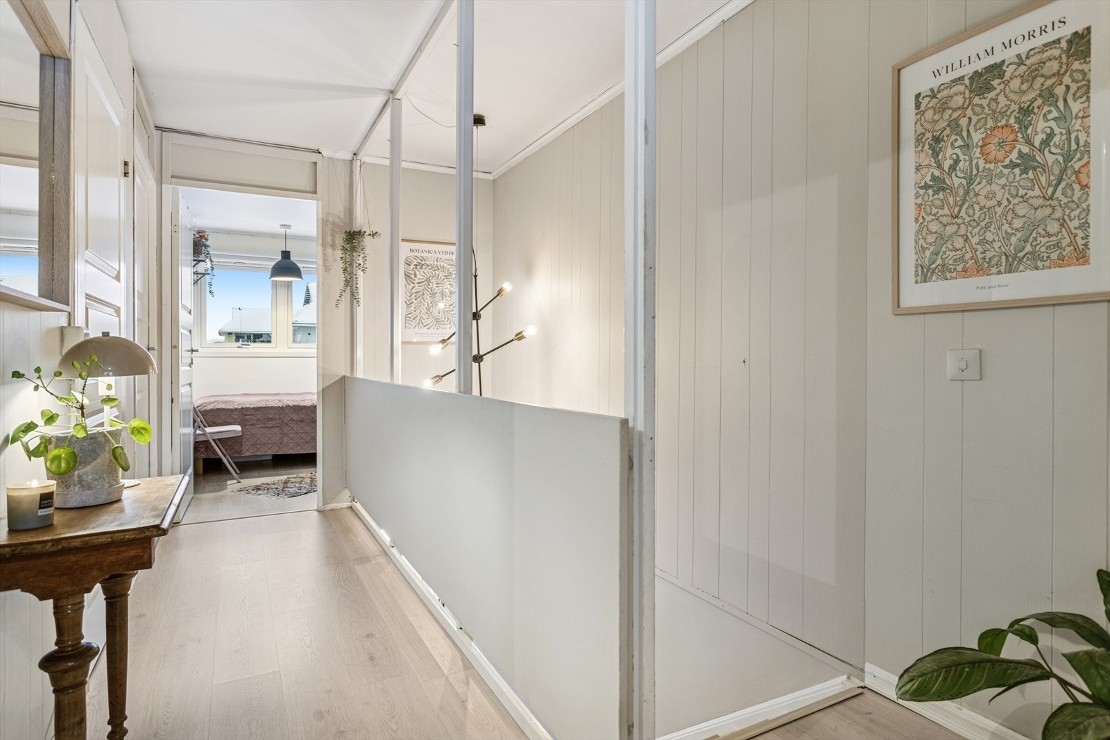 i 2 etasjen har man 3 soverom, romslig bad og garderoberom. Galleribilde