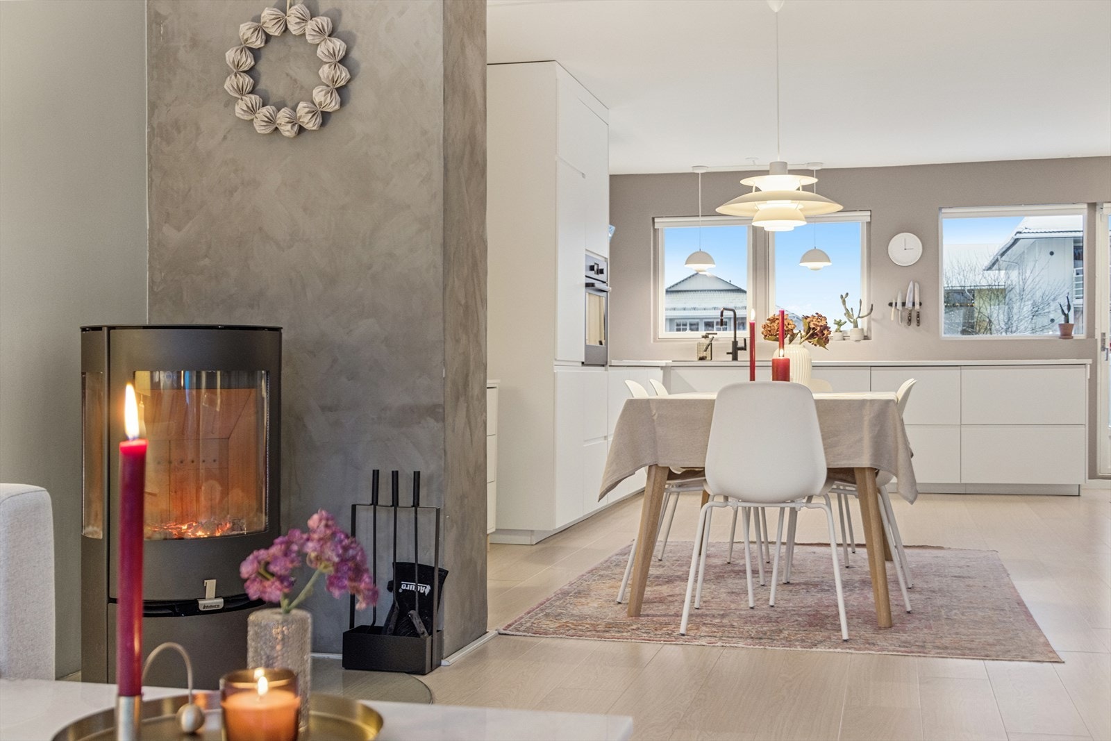 Det er installert peisovn i stuen i 2022. I tillegg er det varmepumpe som bidrar til en lavere strømkostnad. Galleribilde