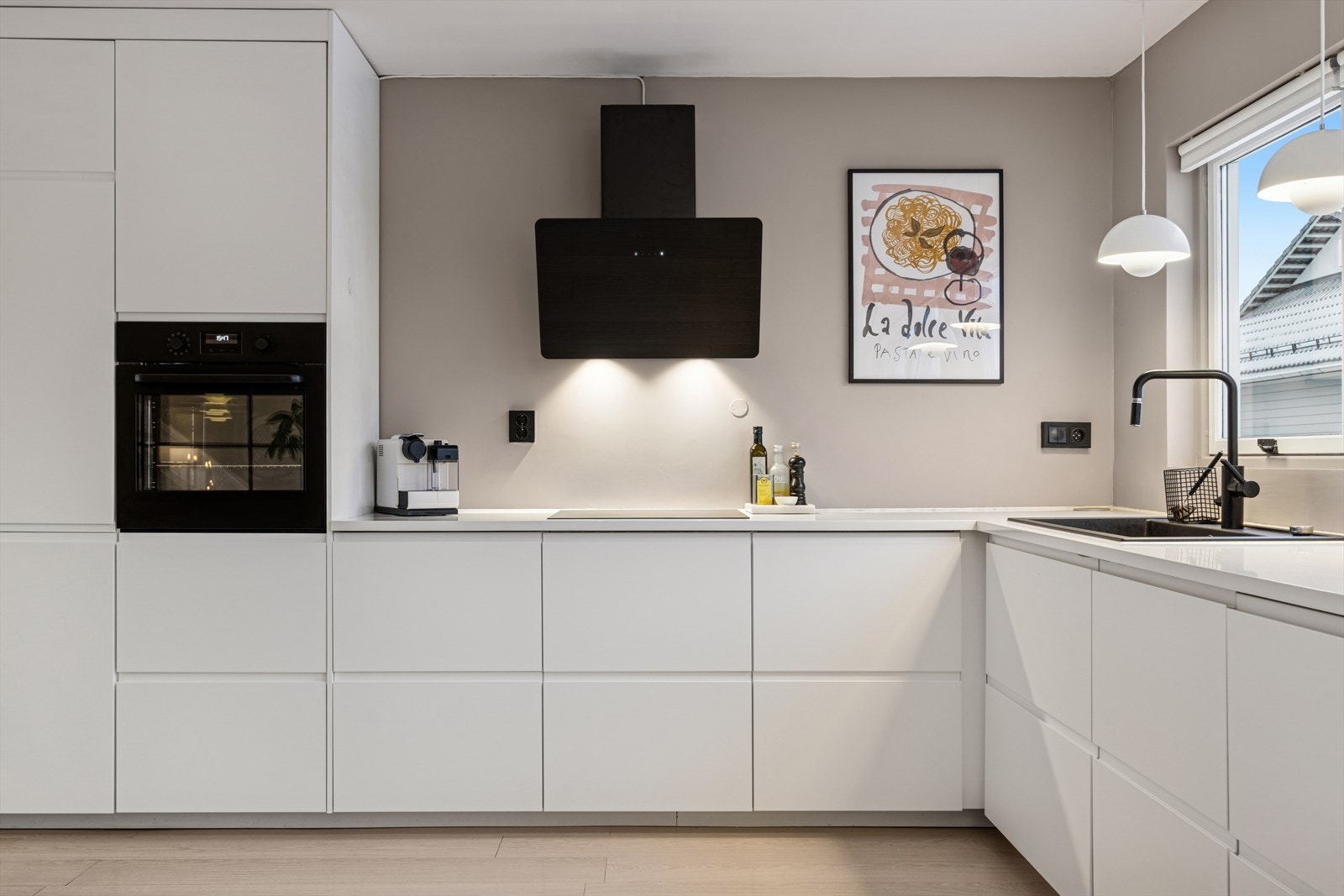 Kjøkkenet dateres til 2020 og kan tilby løsninger som popupstikkontakt og integrerte hvitevarer. Galleribilde