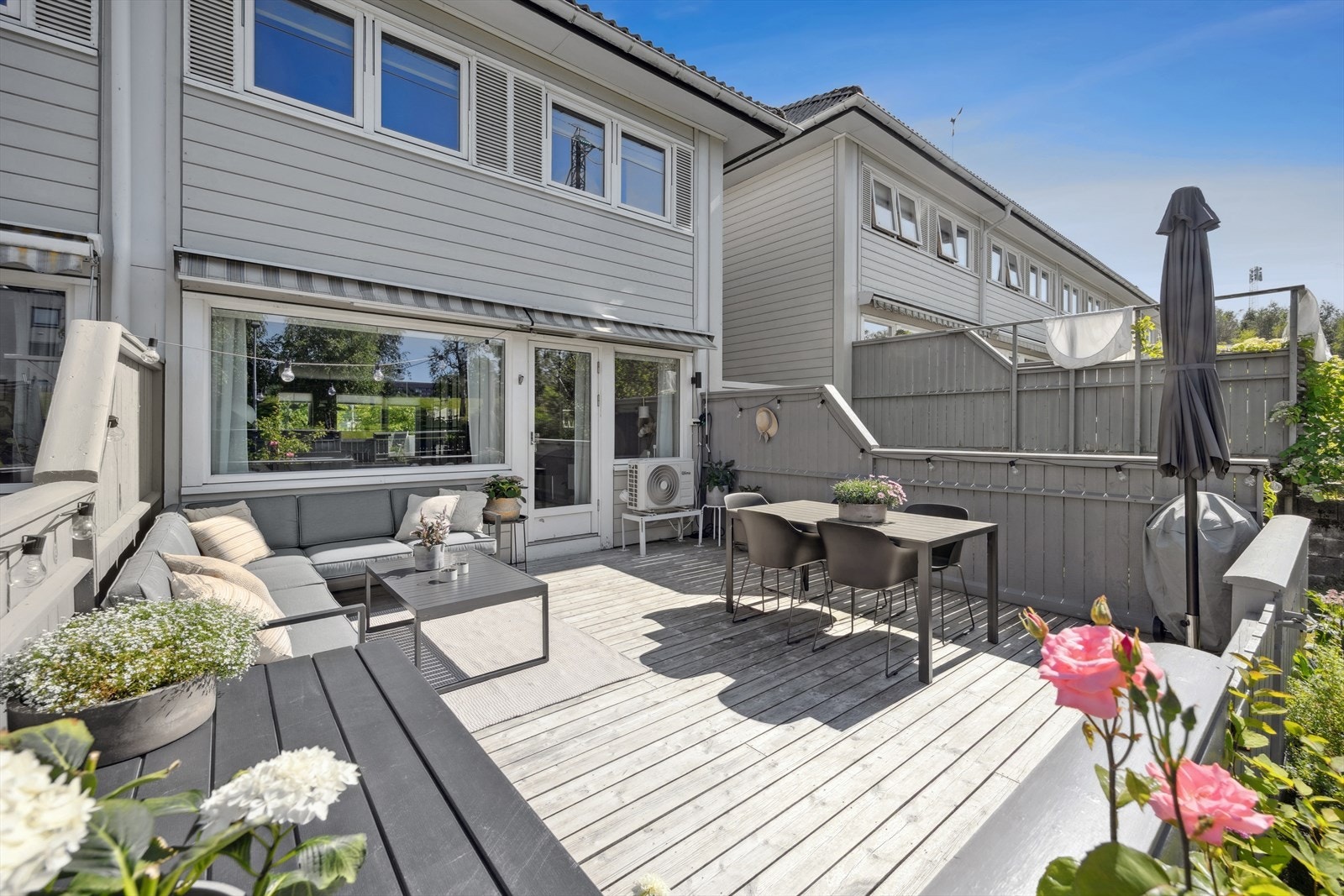 På terrassen er det gode solforhold fra ettermiddag til langt på kveld. Galleribilde