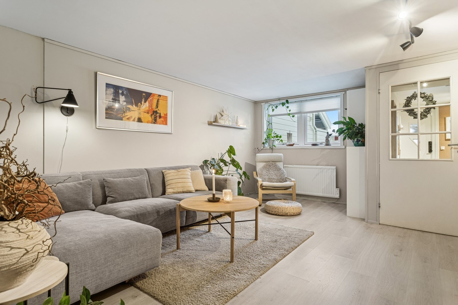 Rommet er delikat pusset opp, etter 2019, med slette overflater vegger, nytt gulv og malt opp veggene. Galleribilde