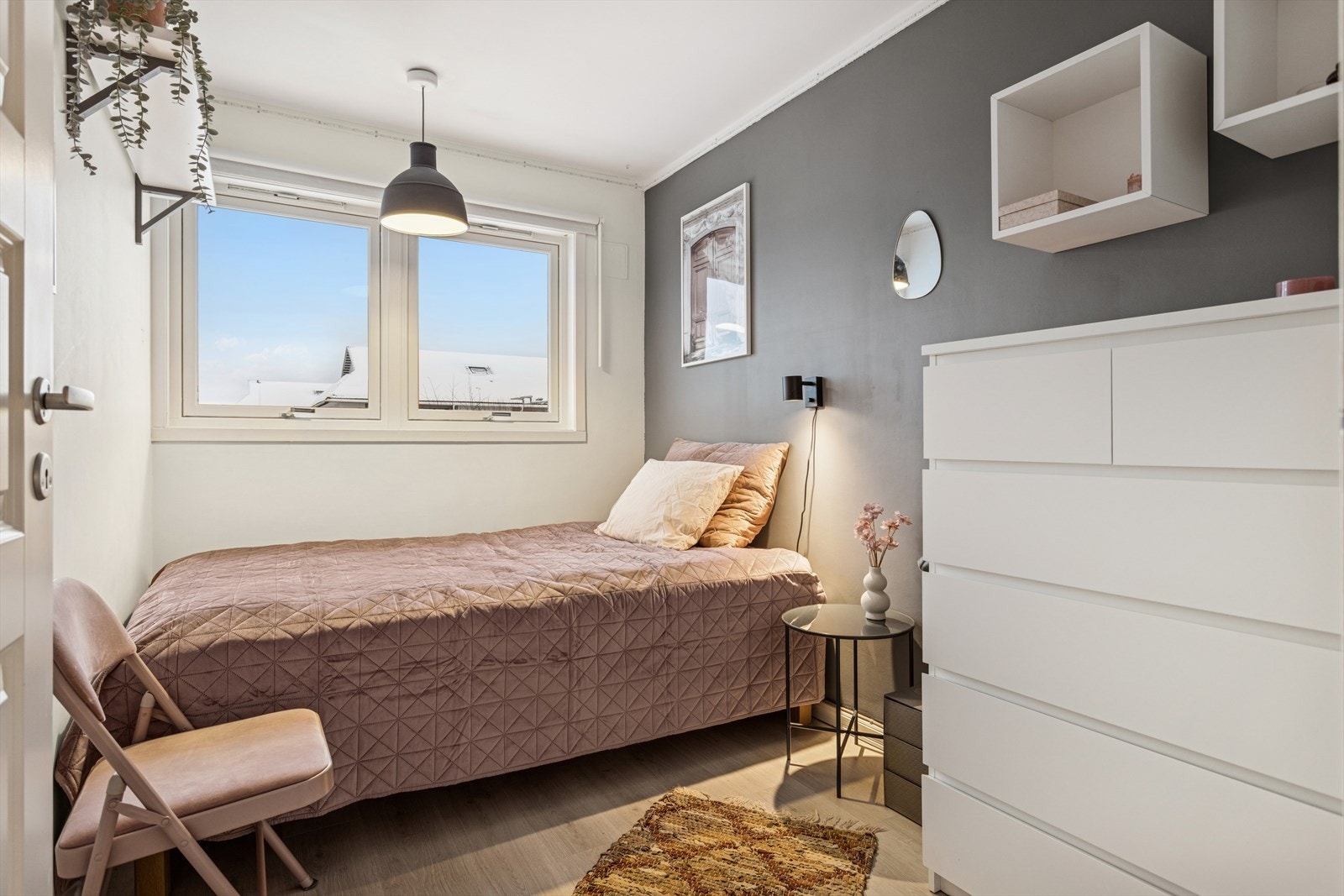 Soverom 3 er målt til 6,6m2, med plass til seng og kommode. Galleribilde