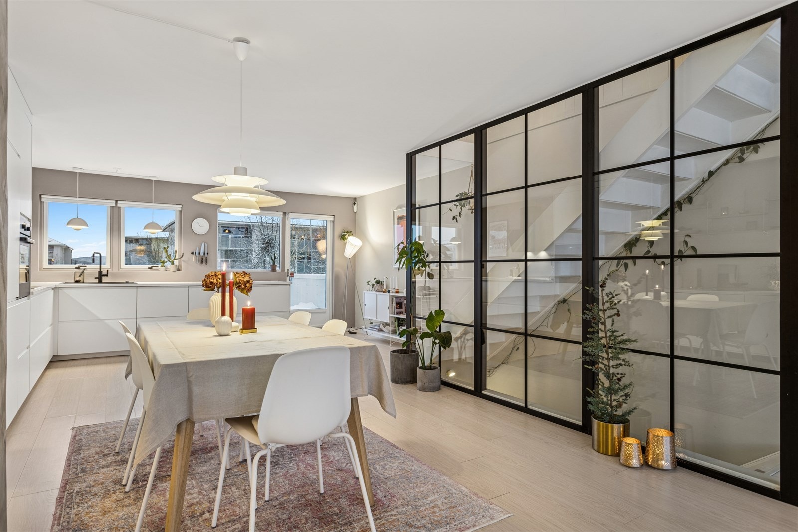 Gjennomgående dus fargepalett på gulv og vegger i skandinavisk stil, med høy standard er noe huset kan by på. Galleribilde