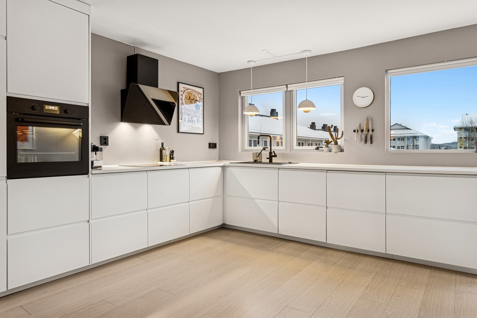 Det er mye arbeidsplass og bra med oppbevaring i skapene. Galleribilde