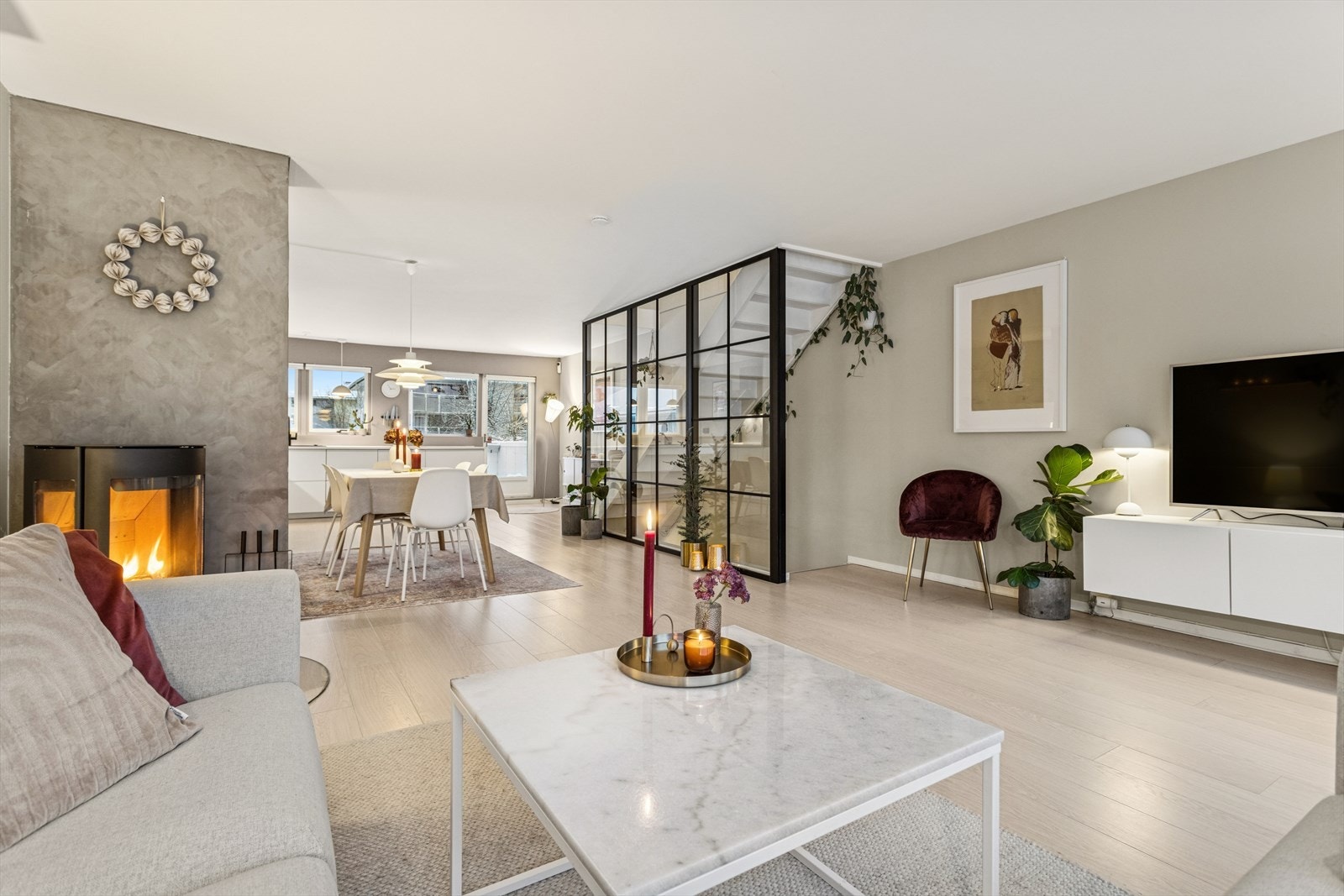 Stue og kjøkken er i åpen løsning og har svært gode lysforhold. Galleribilde