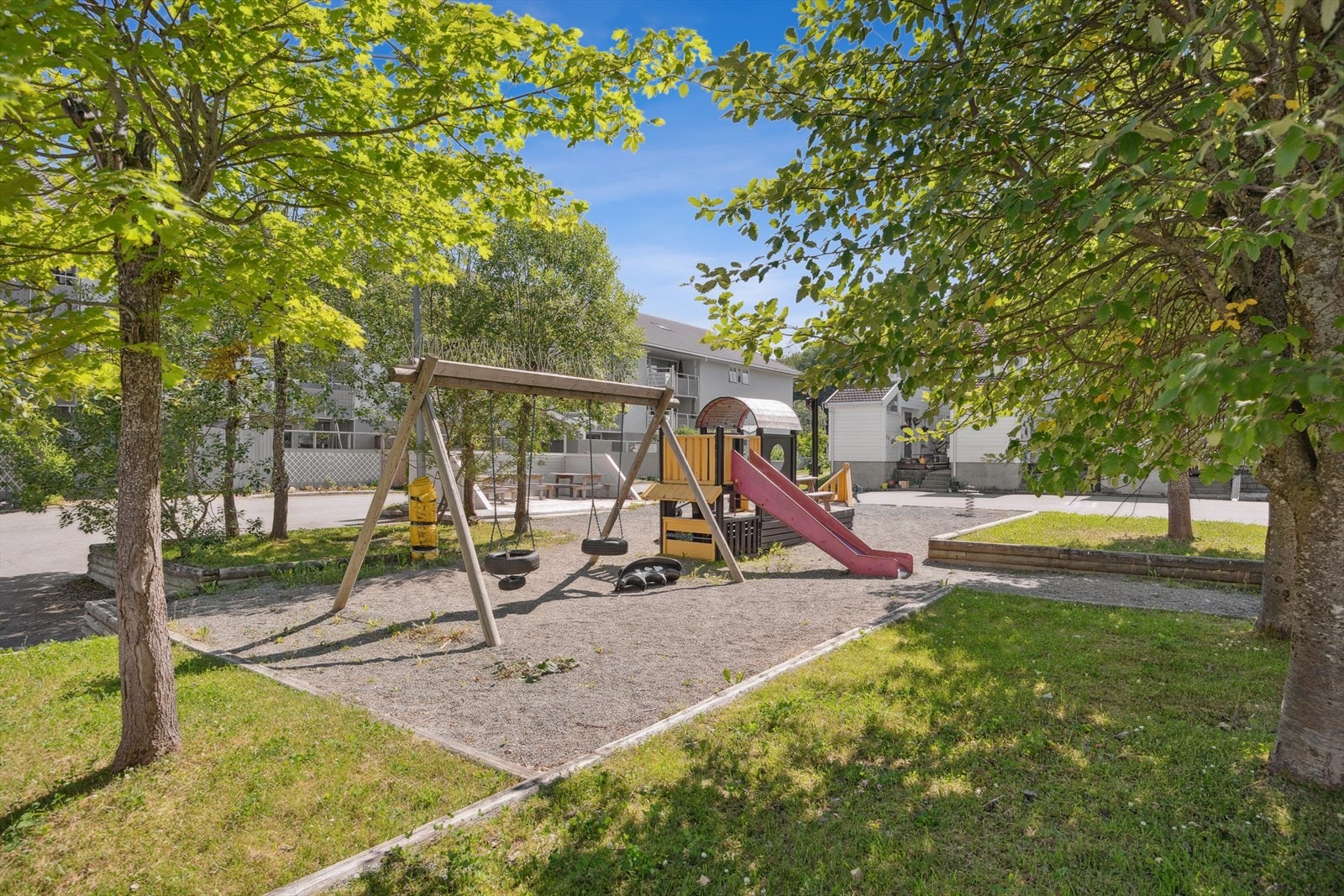 Rekkehuset ligger attraktivt til med lekeplass foran og en romslig hageflekk i bakkant. Galleribilde