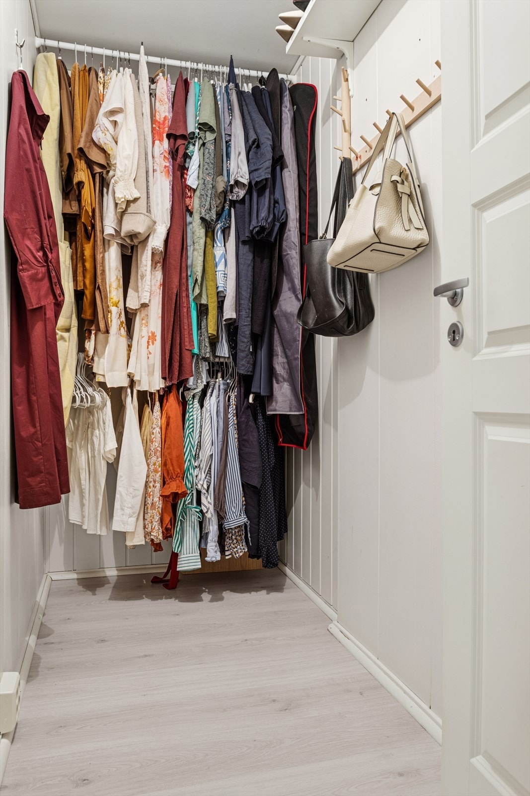 Bod med garderobeløsning. Galleribilde