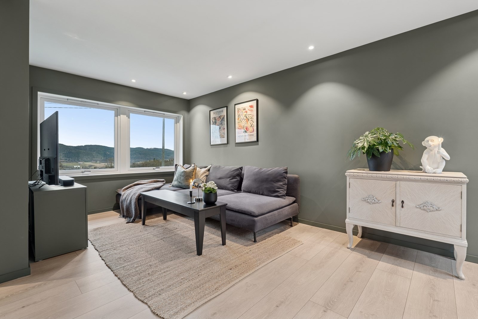 Sofakroken er i egen del av stuen og har fin skjerming fra resten av stuen. Galleribilde