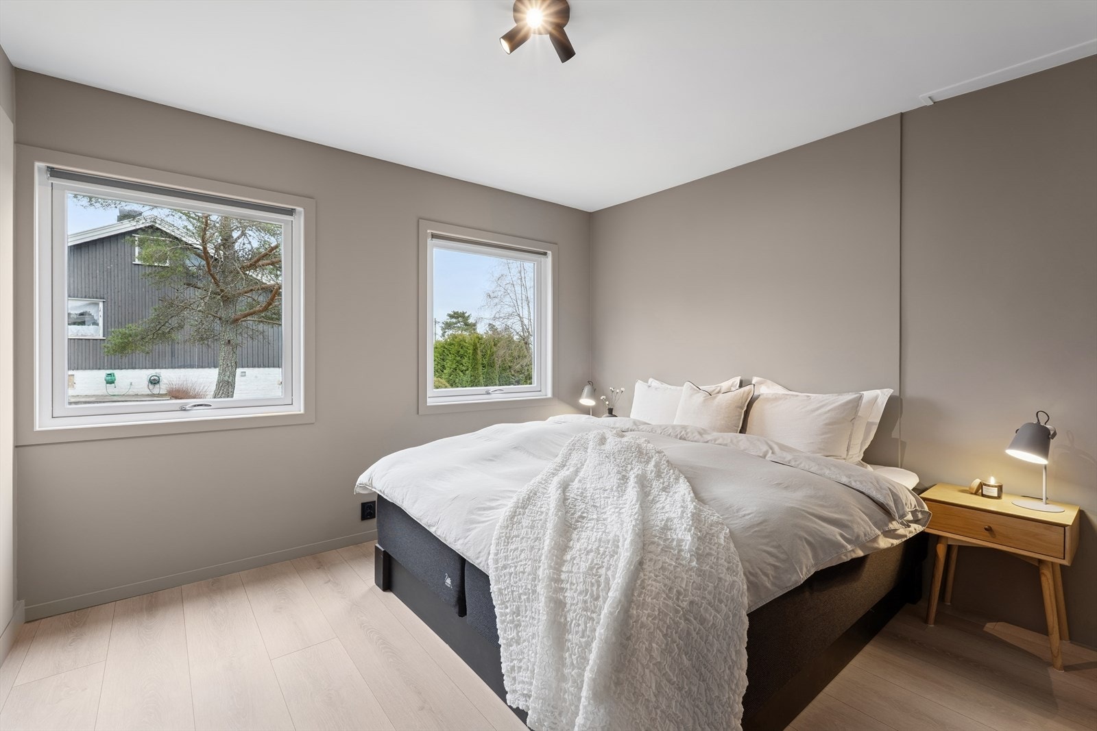 Her er god plass til dobbeltseng og tilhørende møbler. Galleribilde