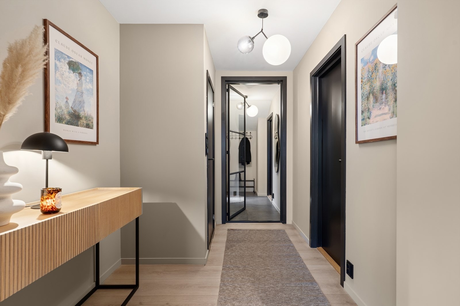 Velkommen inn! Laminatgulv og malte vegger gir en moderne finish til entréen. Galleribilde