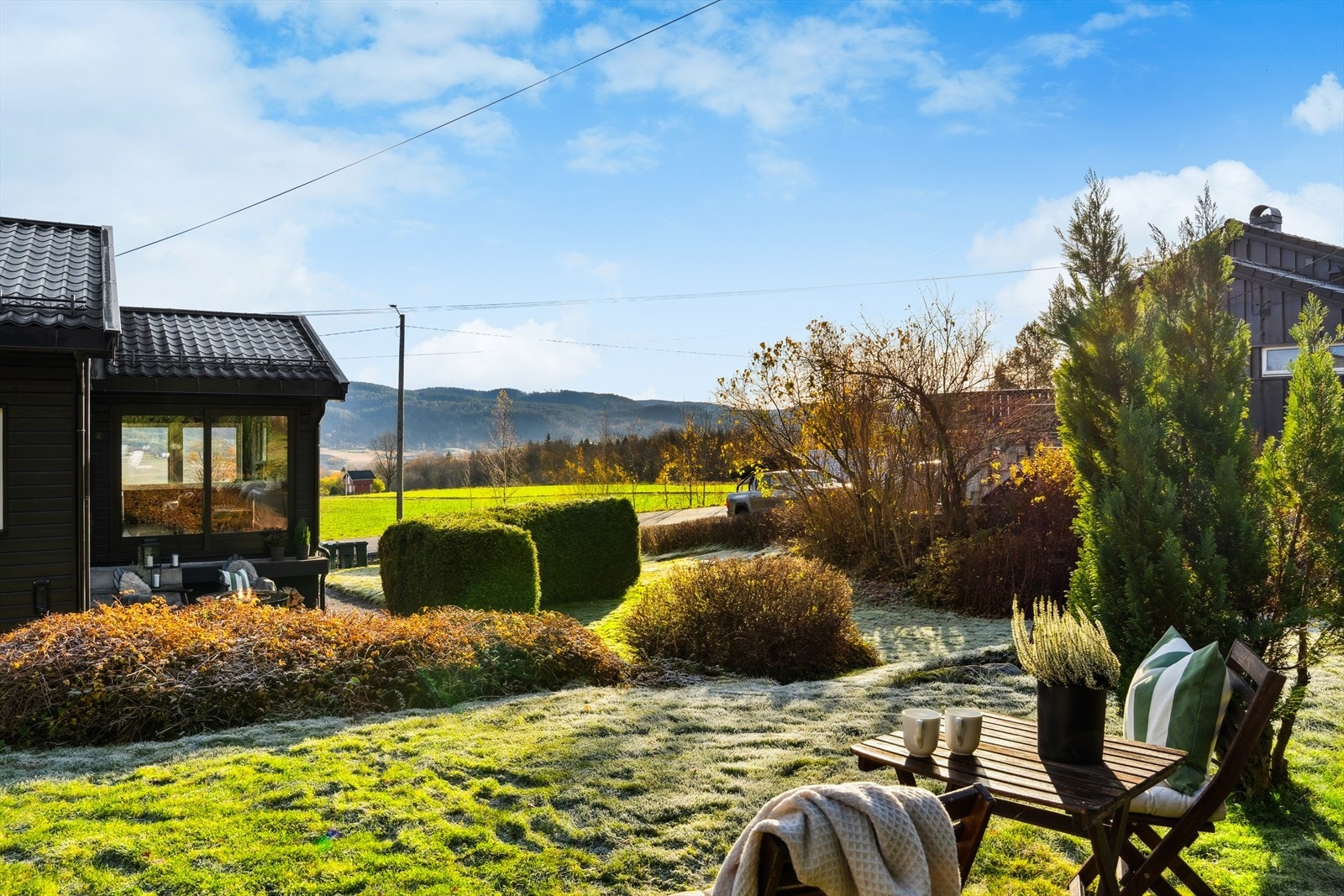 Utsikt over det omkringliggende landskapet skaper en rolig atmosfære. Galleribilde