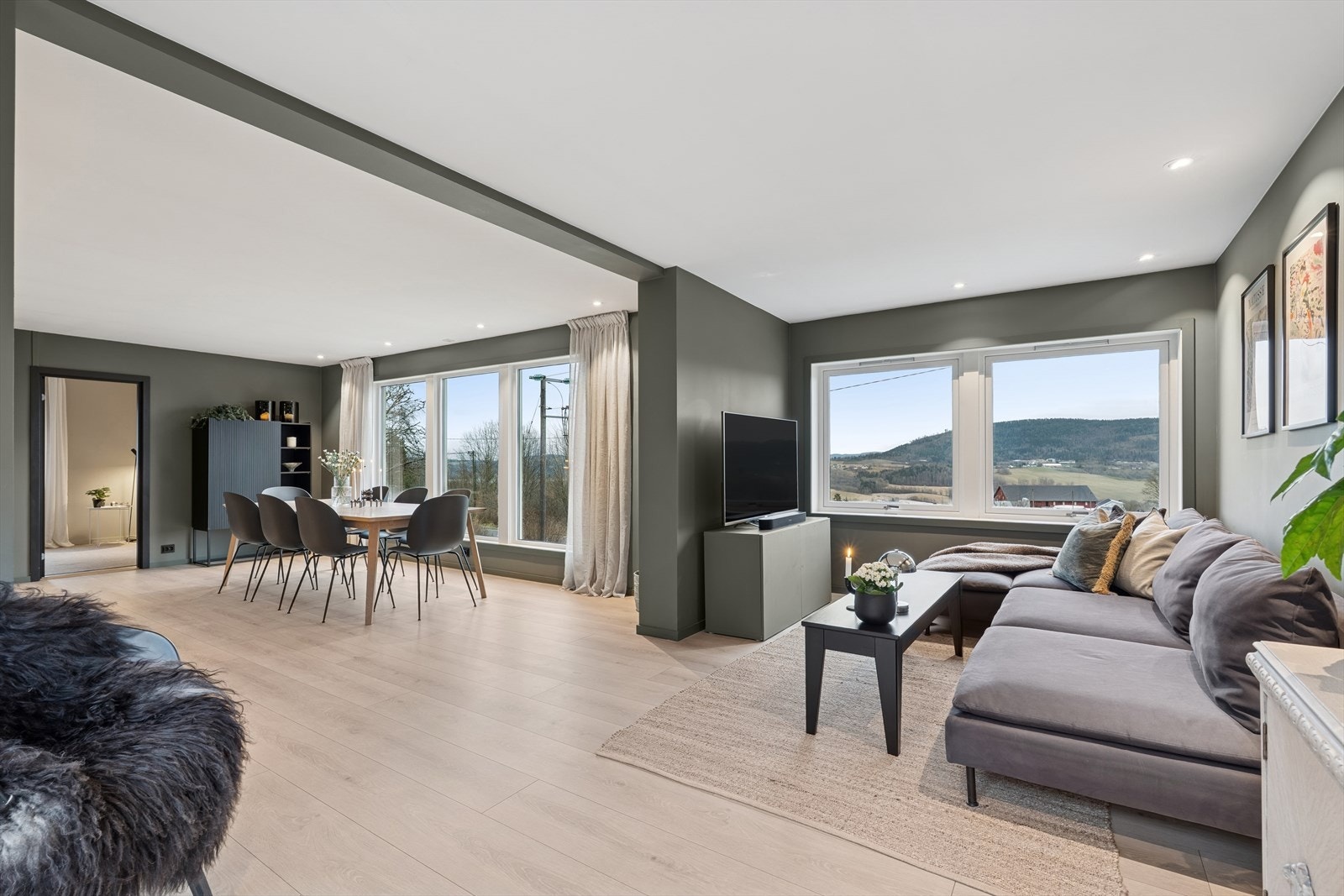 Utsyn fra stuen gir en følelse av romslighet og forbindelse med naturen. Galleribilde