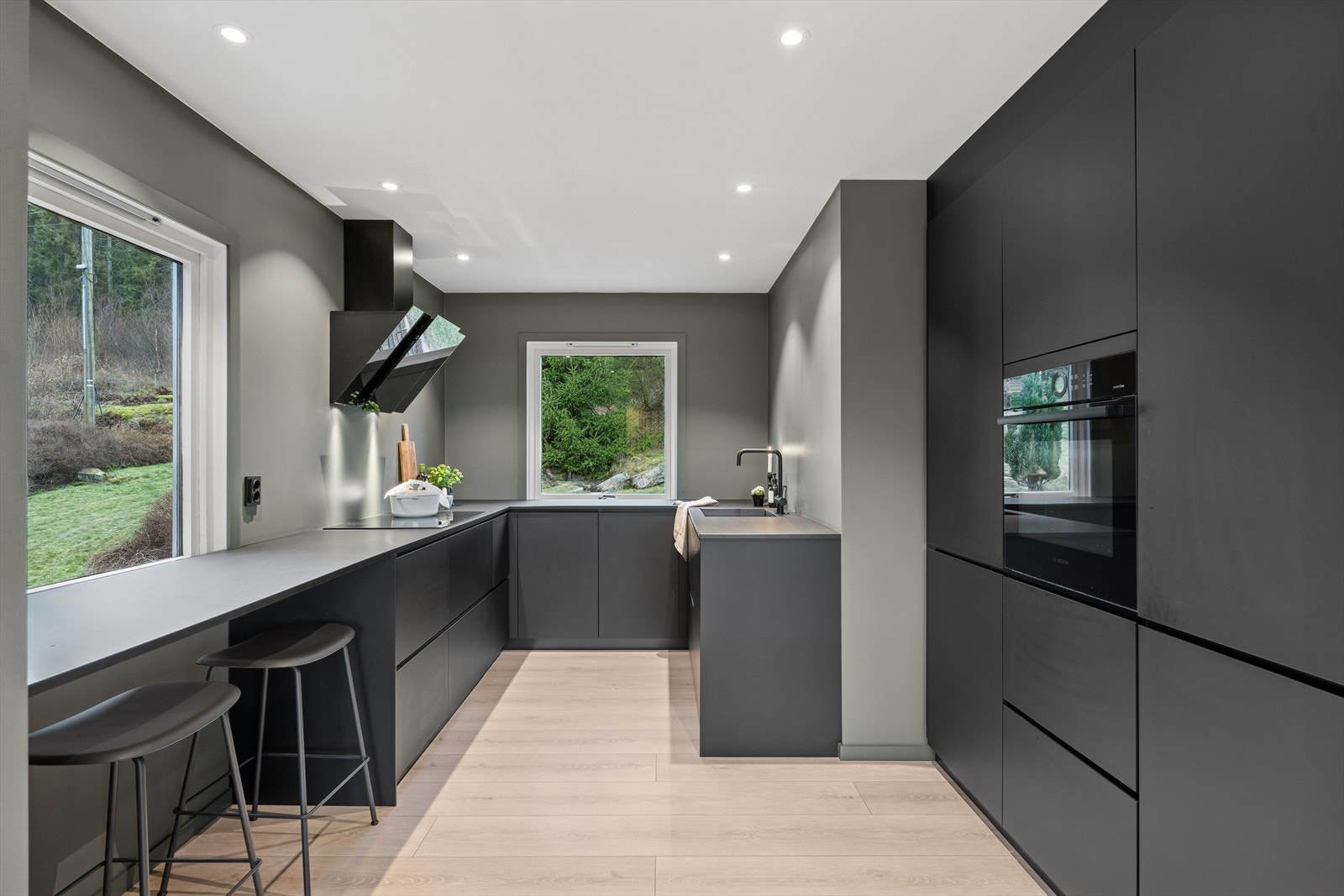 Kjøkkenet fremstår som moderne og tidløst innredet. Praktisk spiseplass ved kjøkkenvinduet. Galleribilde