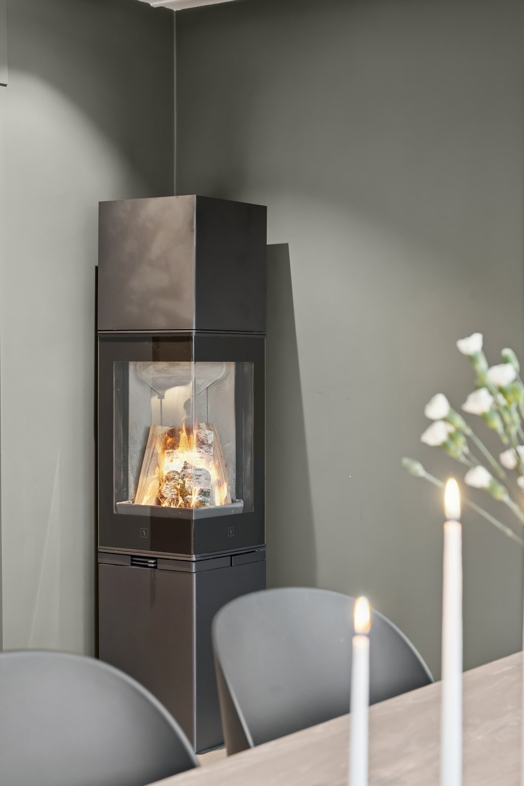 Vedovn bidrar med jevn varme og atmosfære i oppholdsrommet. Galleribilde