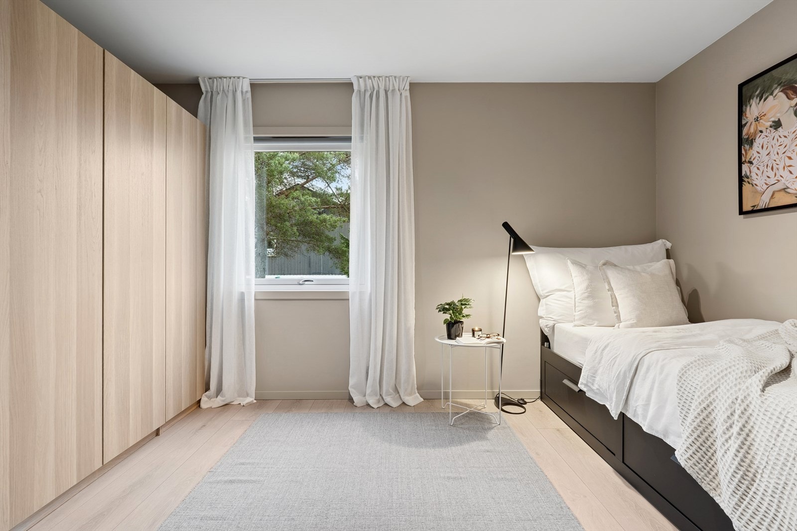 Soverom nr. 2 også med god garderobeløsning. Galleribilde