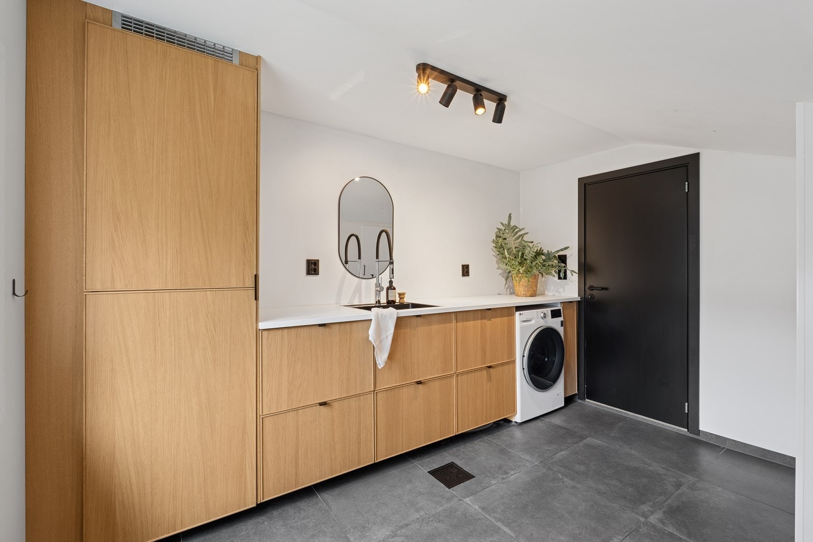 Vaskerom med rikelig skapinnredning, flislagt gulv med elektriske varmekabler og opplegg til vaskemaskin. (Ikke godkjent) Galleribilde