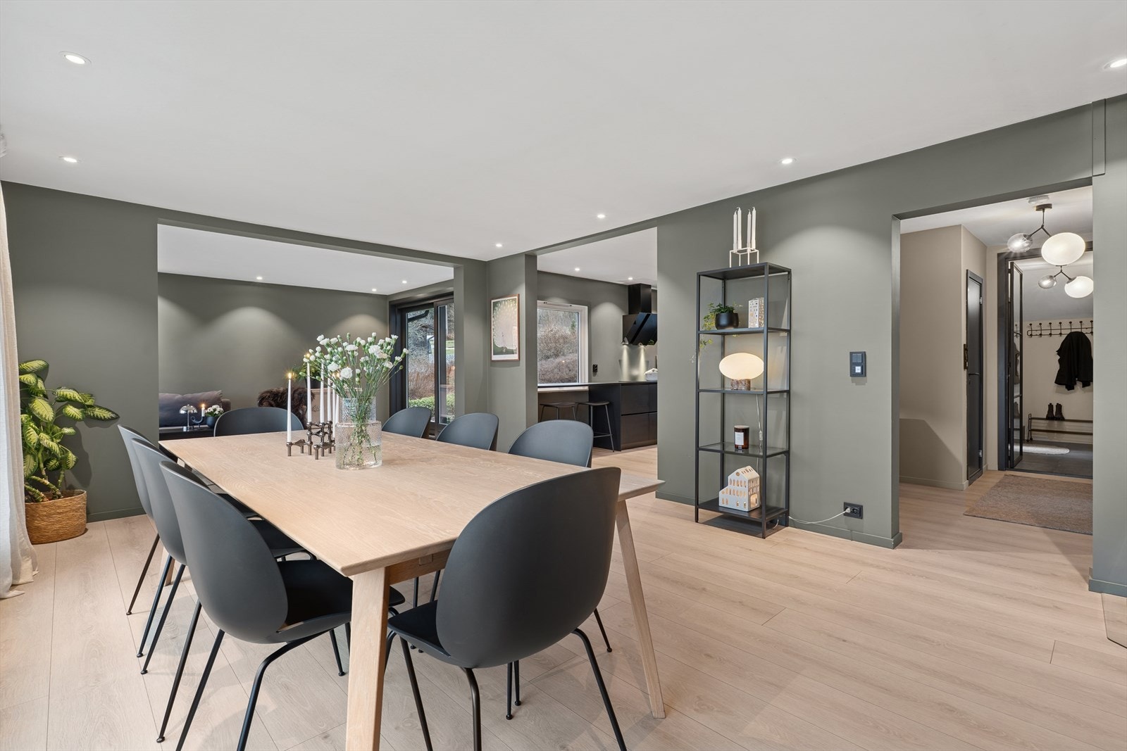 Her er god plass til mange rundt bordet både til hverdags og fest. Galleribilde