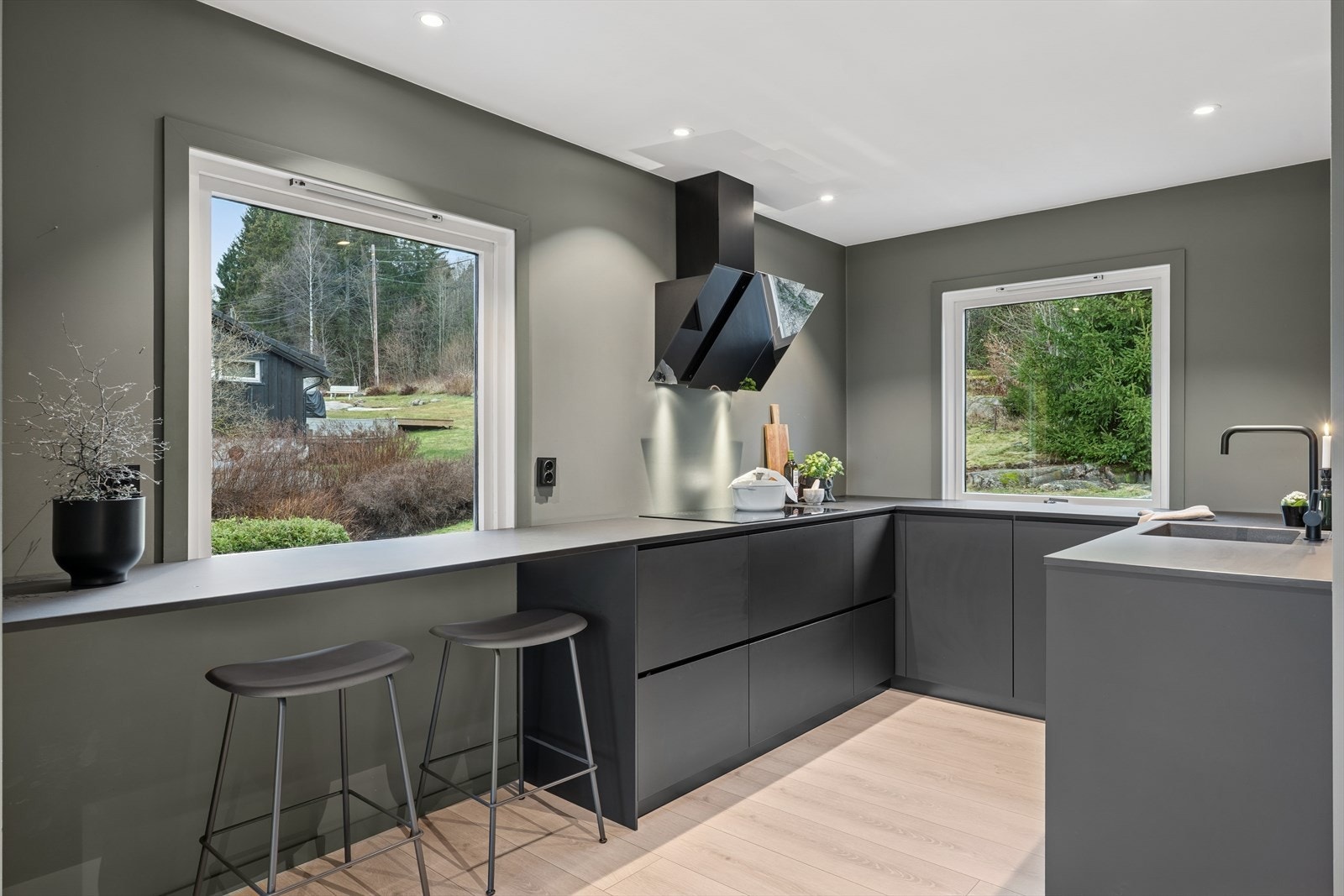 Kjøkkenet har glatte fronter og benkeplate av laminat, med integrerte hvitevarer inkludert kjøleskap og oppvaskmaskin. Galleribilde