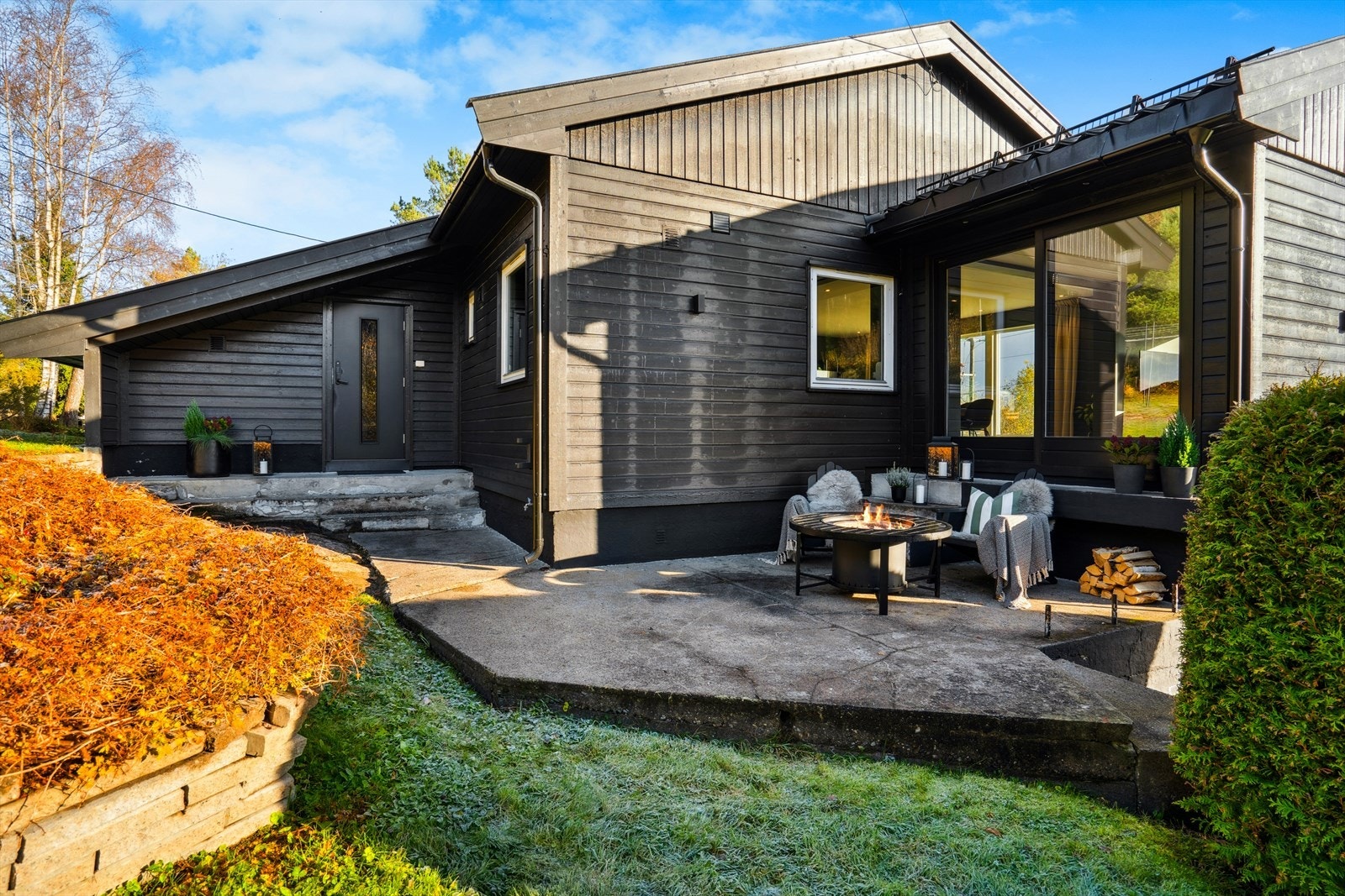 Lun og hyggelig uteplass utenfor stuen. Galleribilde