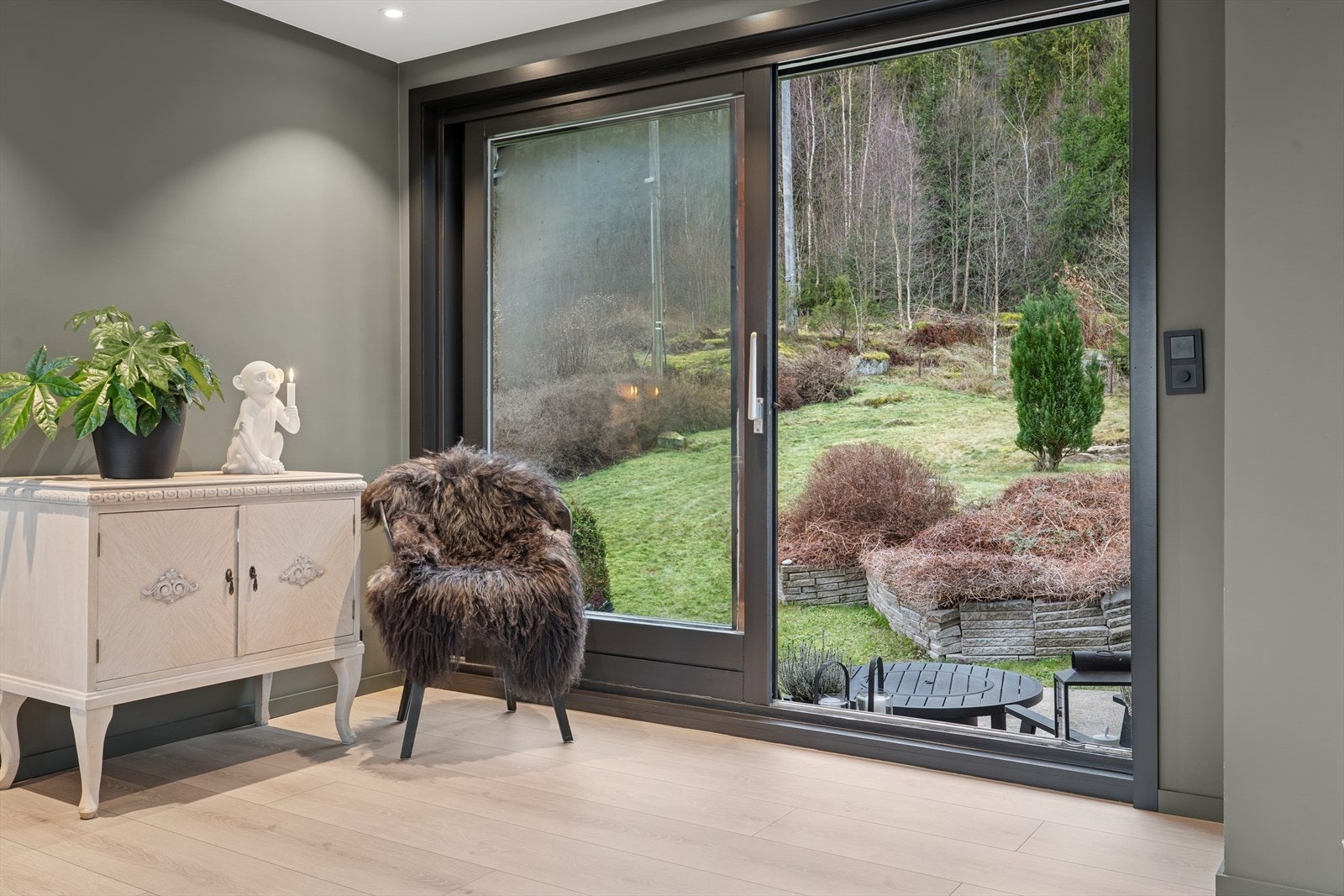 Skyvedør gir direkte tilgang til uteplass og hageområdet. Galleribilde